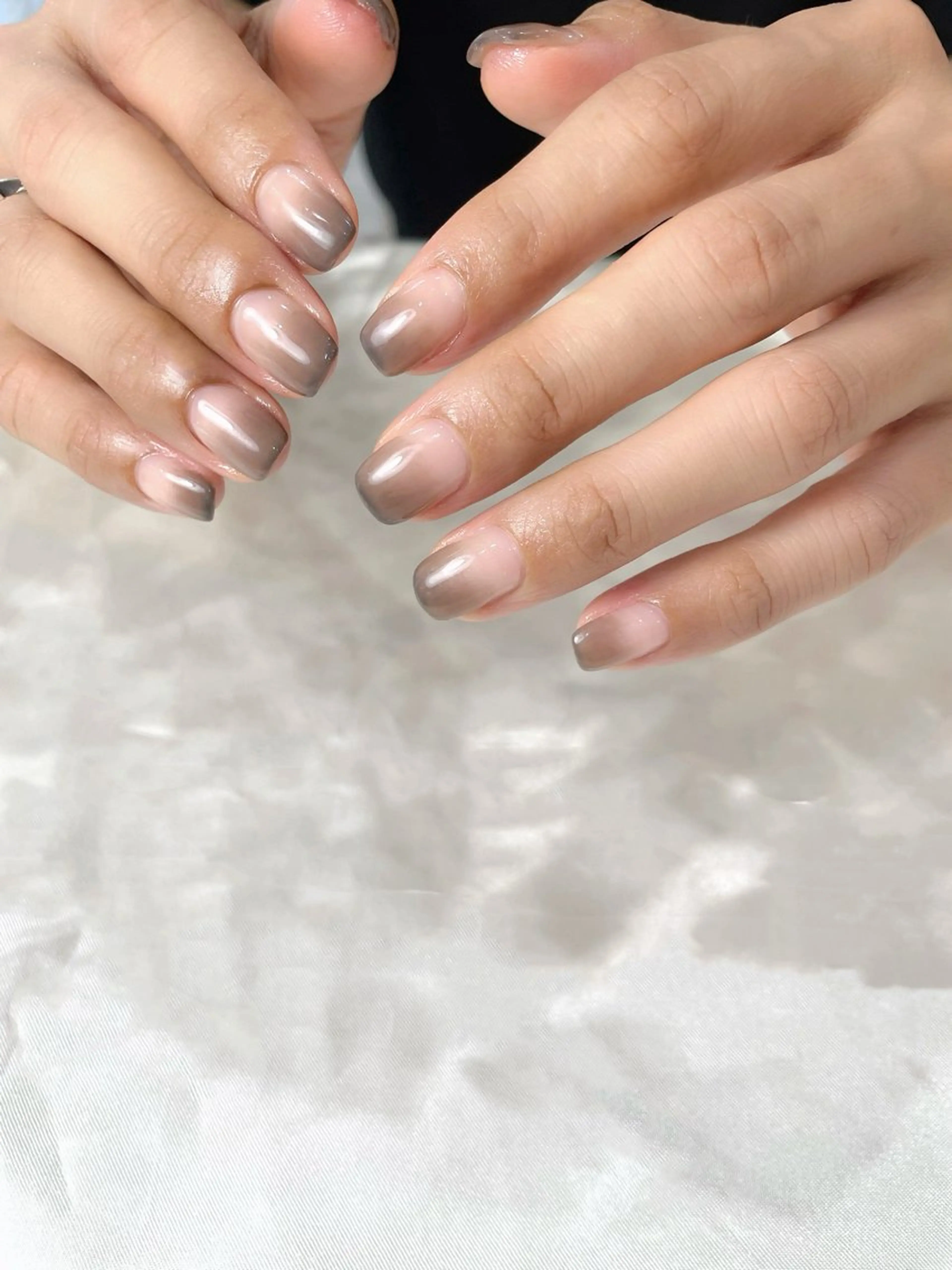 ネイル ブラウン グラデーション ニュアンスネイル シンプルネイル ホワイト f. harukaのネイルデザイン