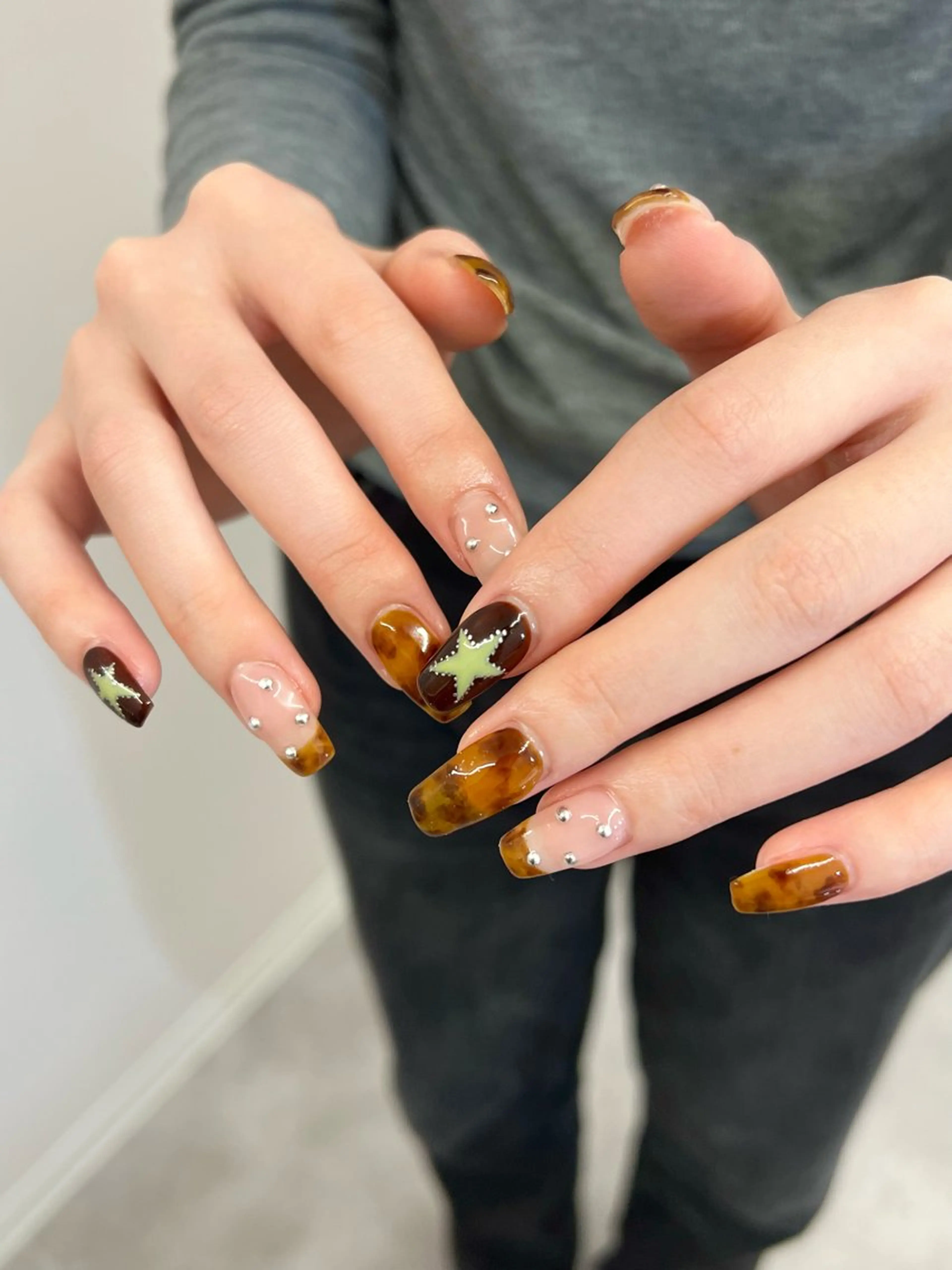 ネイル アニマル柄 ブラウン ジェルネイル キラキラネイル マグネットネイル ハンドネイル ハンドケア Bana_ Nailのネイルデザイン