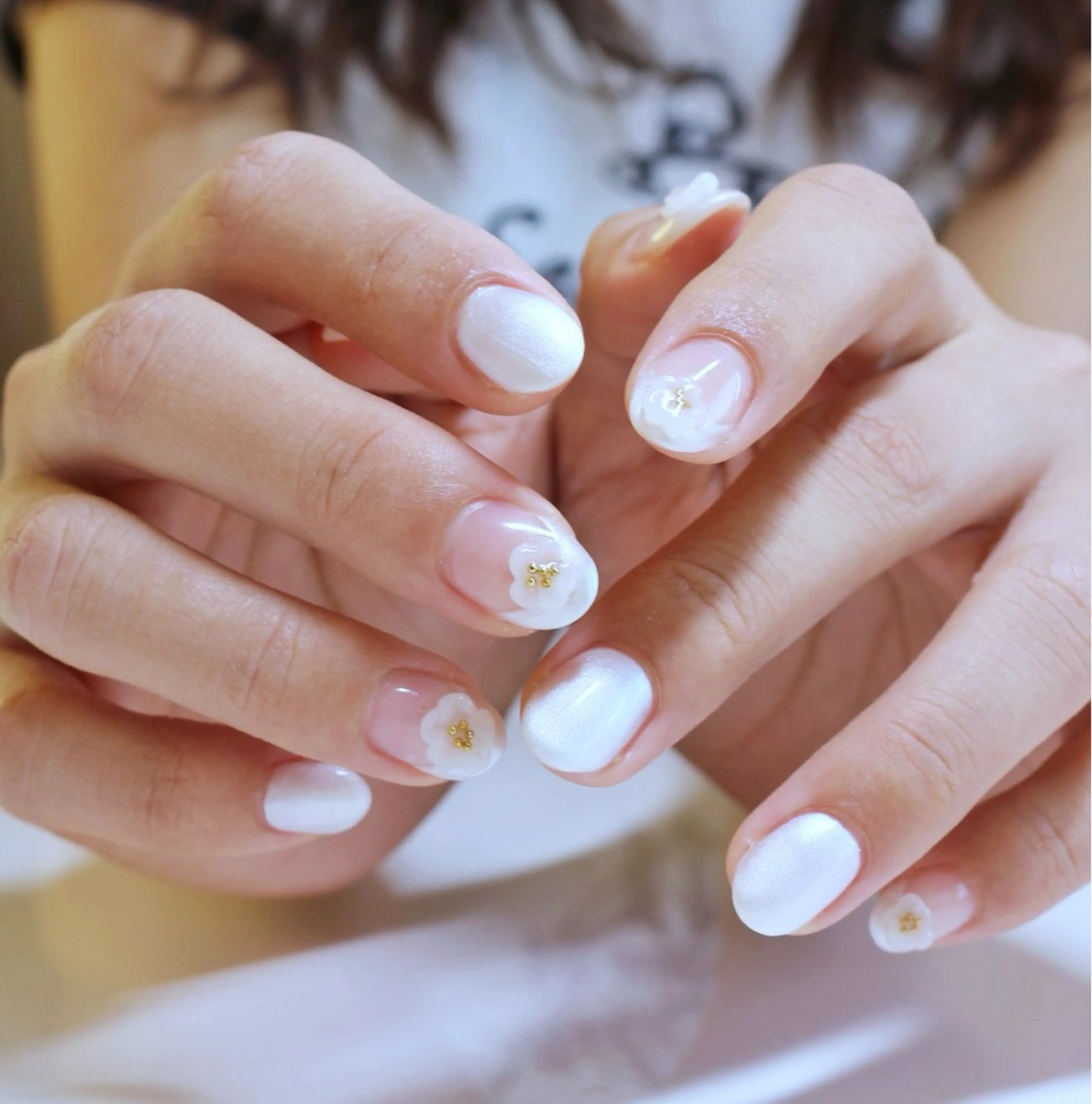 ネイル フラワーネイル フレンチネイル ぷっくりネイル ワンホンネイル ホワイト ハンドネイル Baku Nailsのネイルデザイン