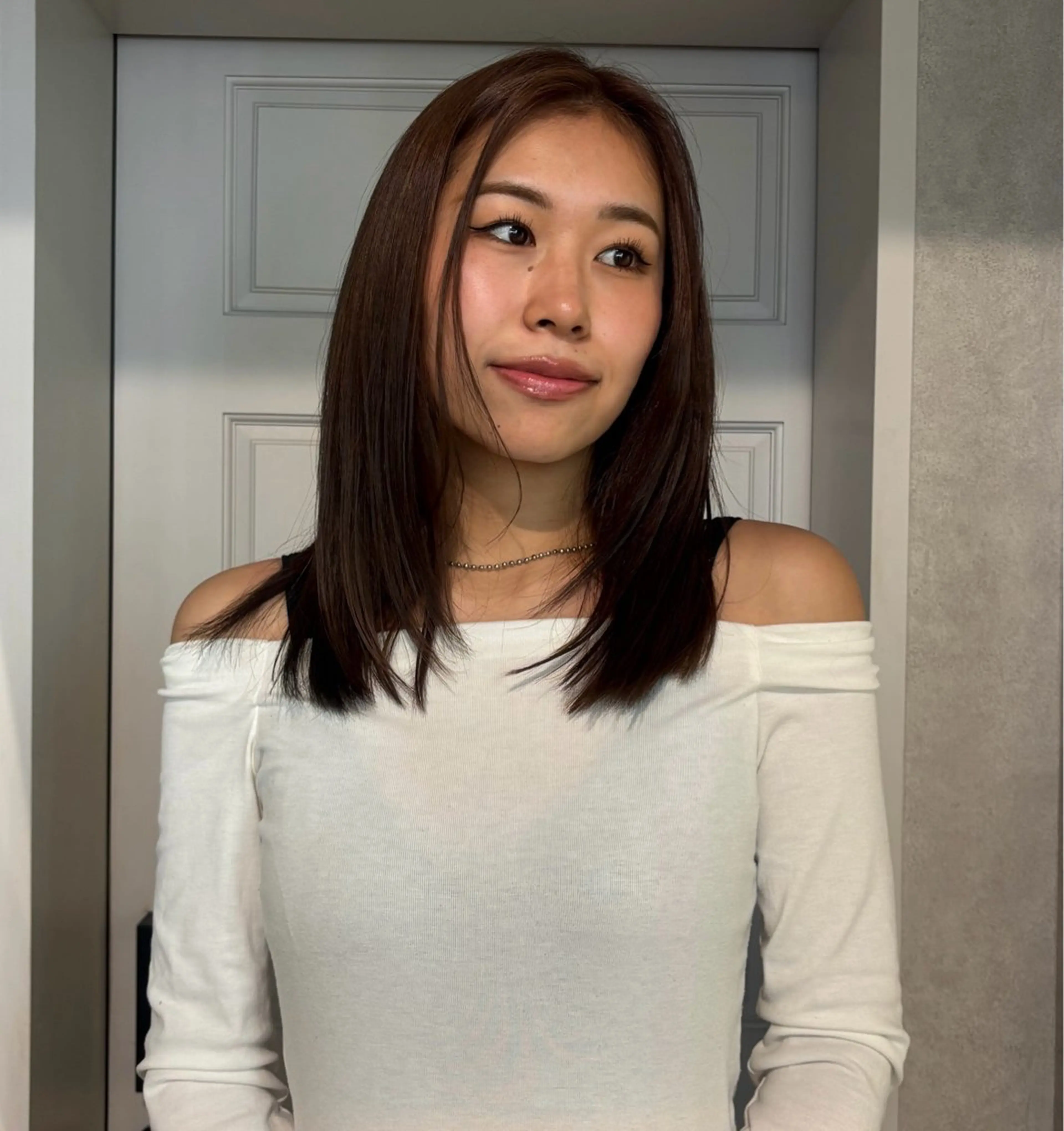 ミディアム カラー ヘアアレンジ 切りっぱなしボブ ブリーチ ブラウンカラー 透明感カラー ダブルカラー カット iona/ハイトーン /ネイルのネイルデザイン