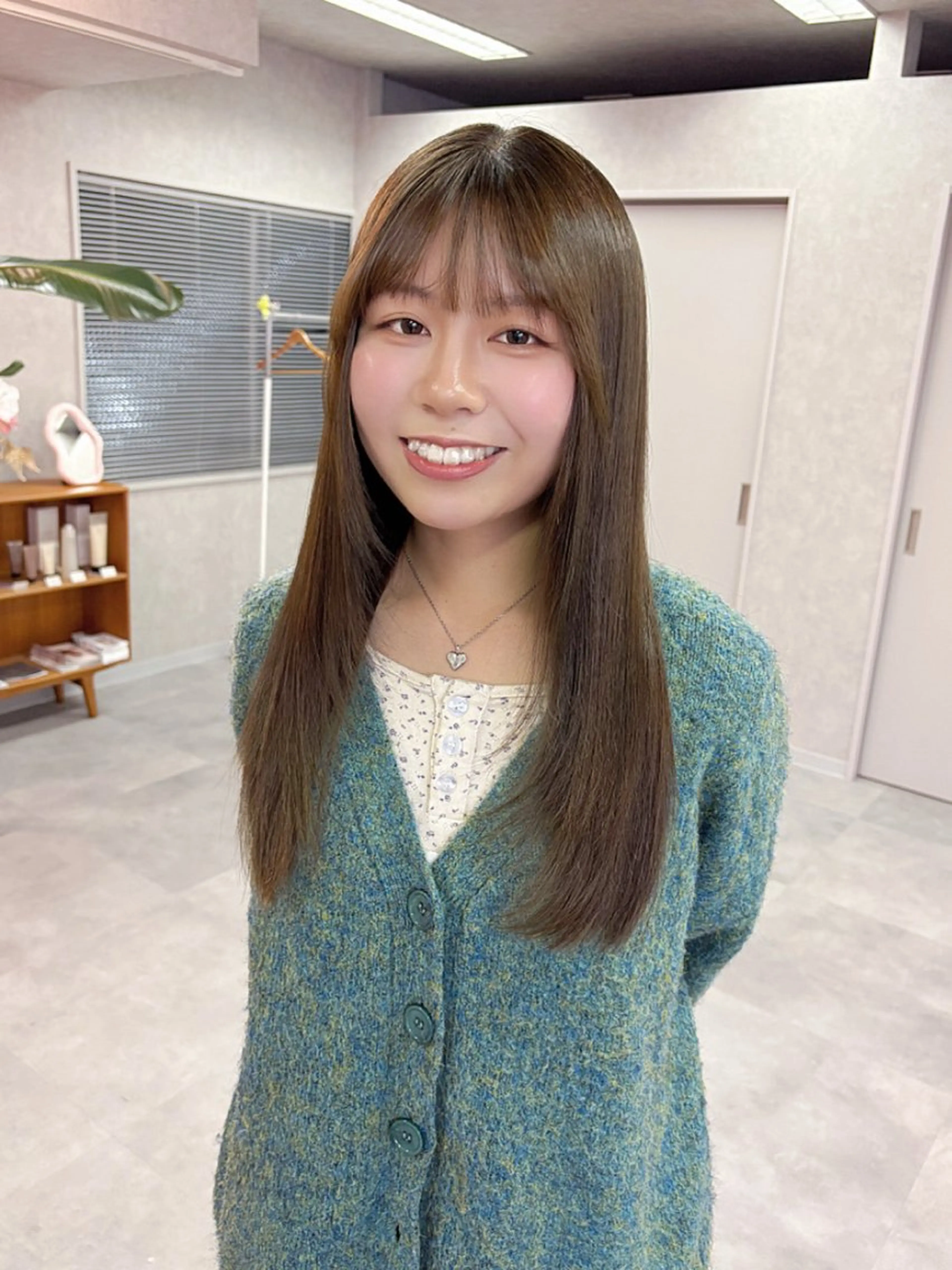 カラー ベージュカラー ヘーゼル Hz/ヘルツ SHIHOのヘアスタイル