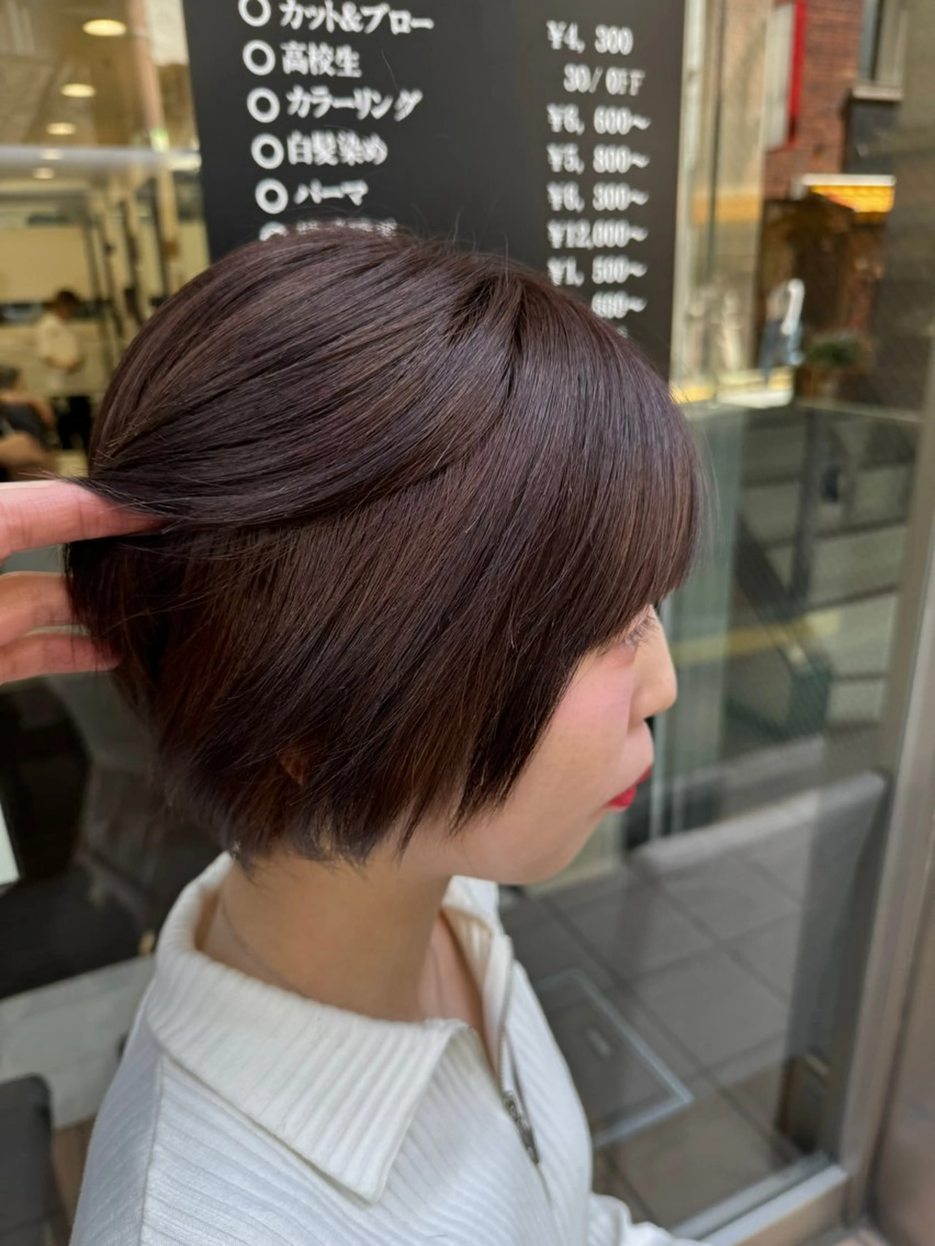 ショート カラー ヘアアレンジ 切りっぱなしボブ 前下がりボブ ショートボブ ブリーチ ブラウンカラー 目黒 碧人のヘアスタイル