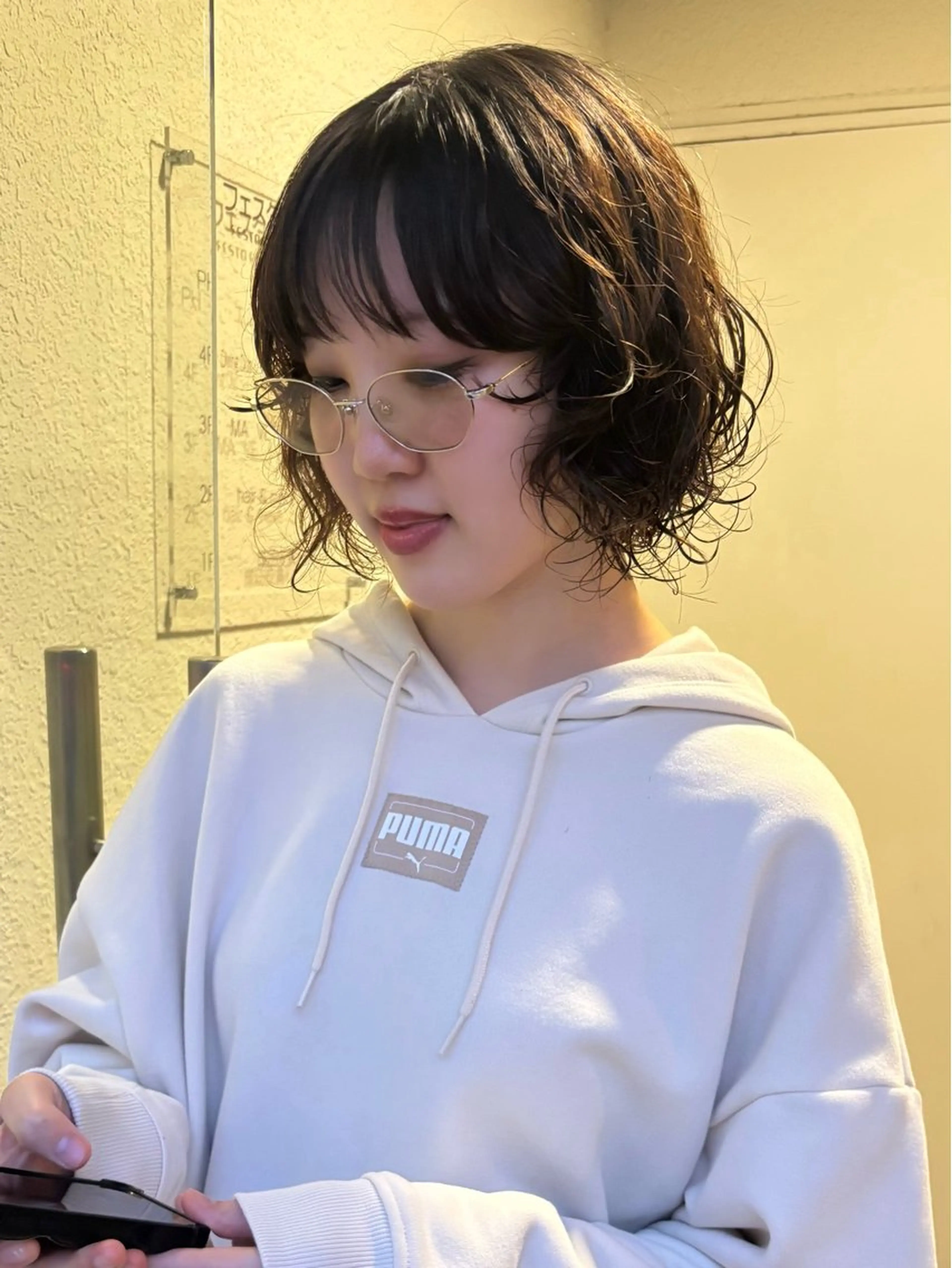 ショート パーマ カット パーマ momo/ ハイトーン/ベージュのヘアスタイル