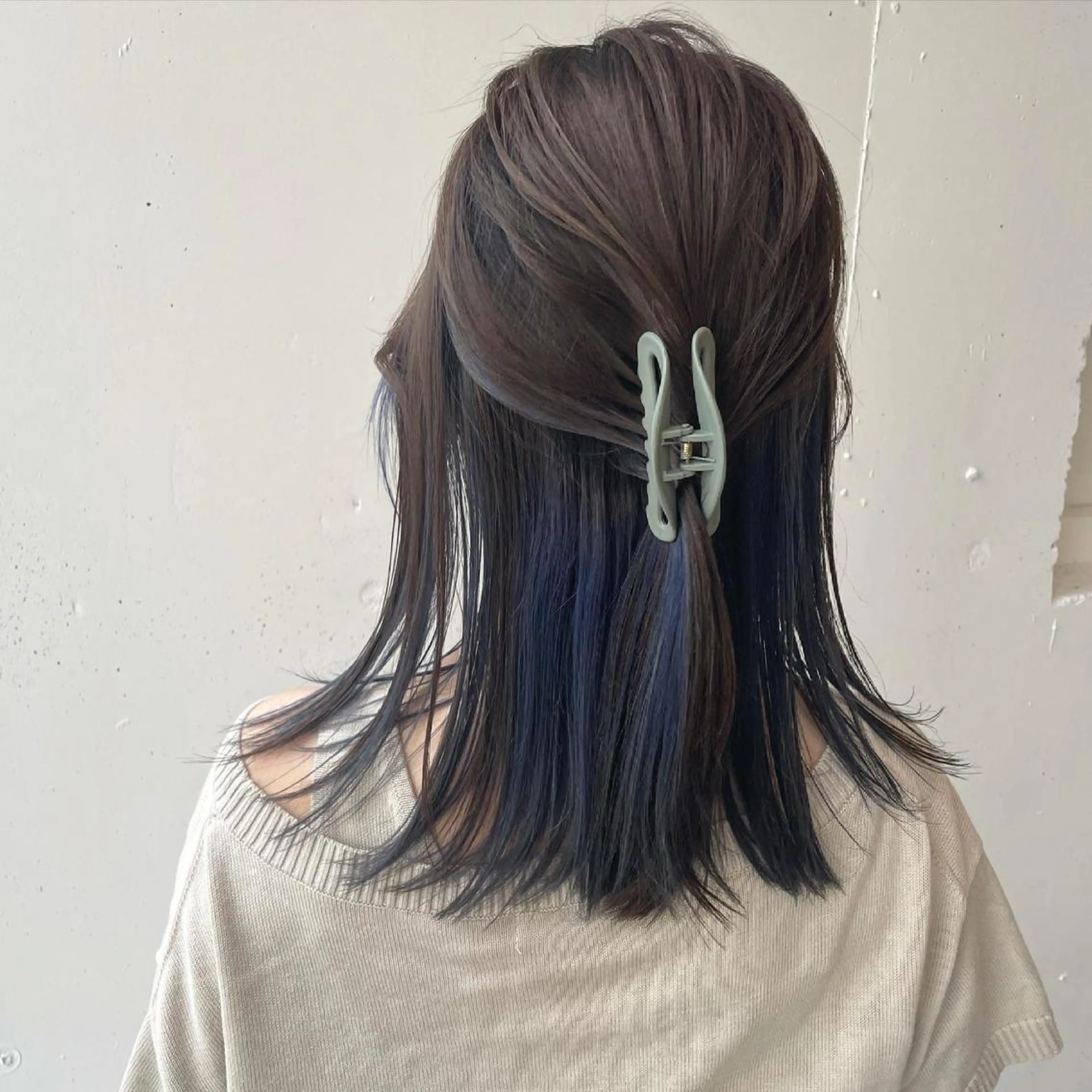 ミディアム カラー ブリーチ ブルーカラー インナーカラー 久保田 千尋のヘアスタイル