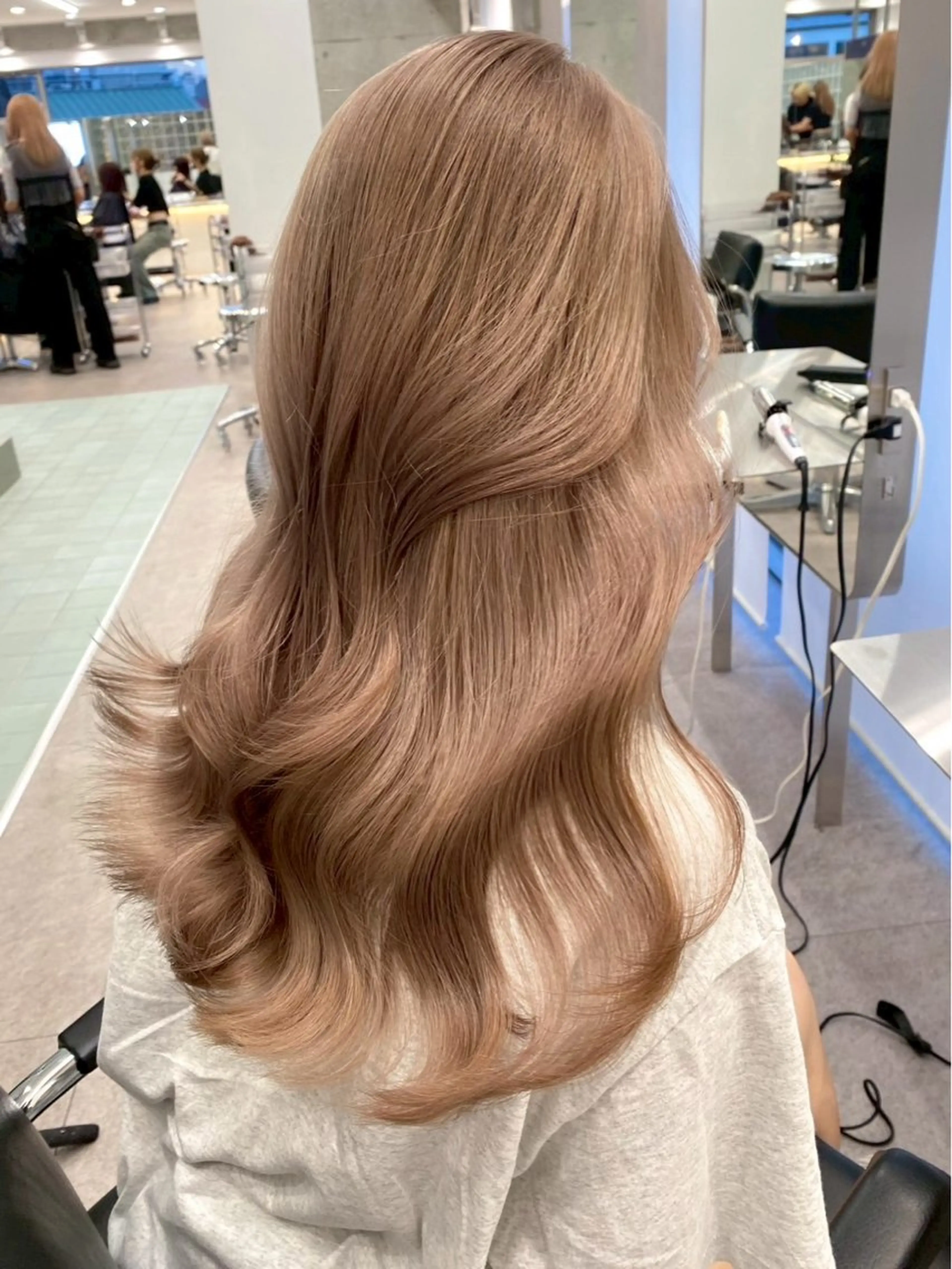 ロング カラー ヘアアレンジ ベージュカラー ブリーチ ハイトーンカラー ミルクティーベージュ 原宿 無料カット fifth イノウエのヘアスタイル