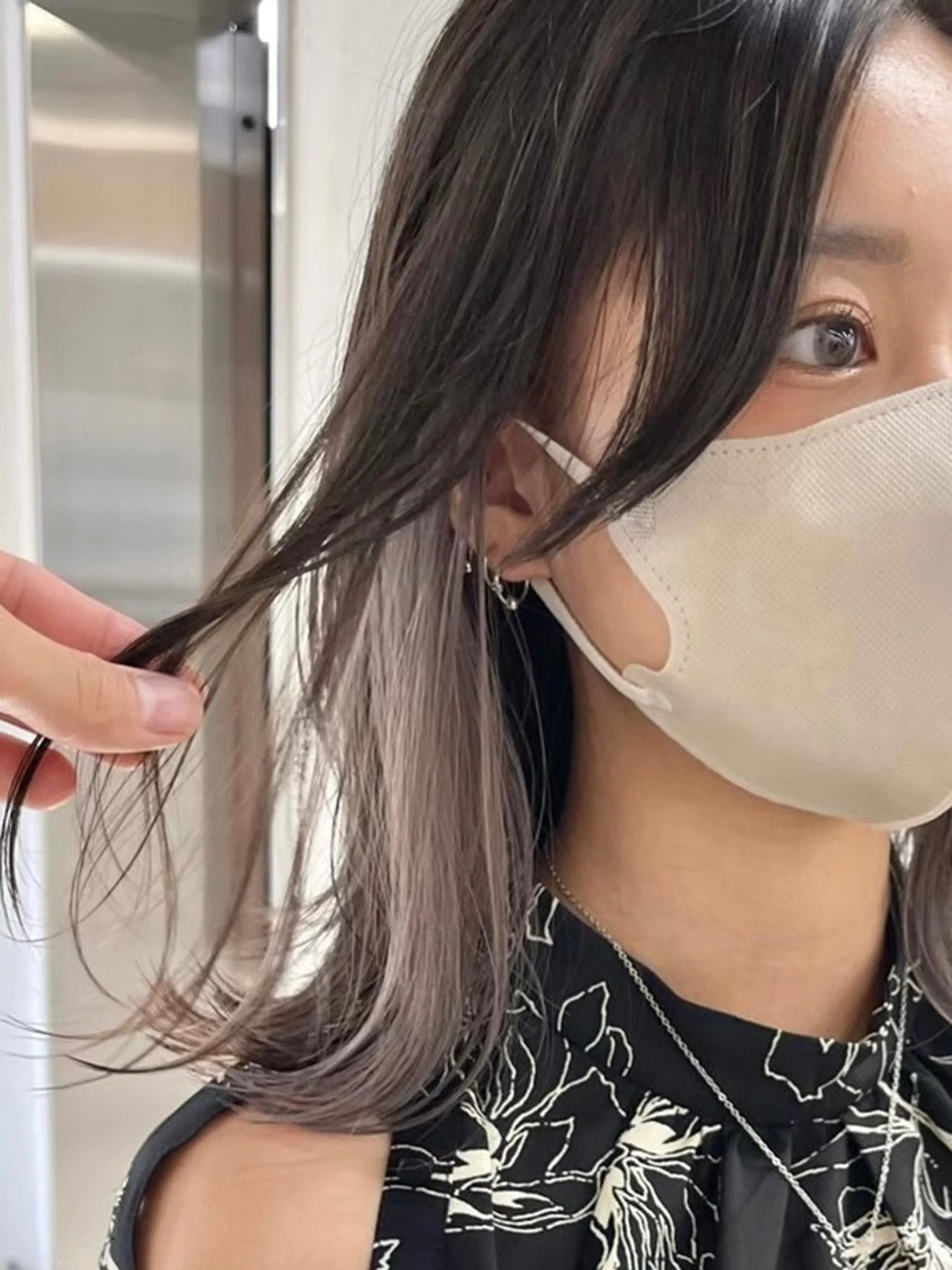 ミディアム カラー ベージュカラー イヤリングカラー インナーカラー ホワイトベージュ トリートメント ヘアカラー トリートメント ヘアセット RYOSUKE ハイトーンのヘアスタイル
