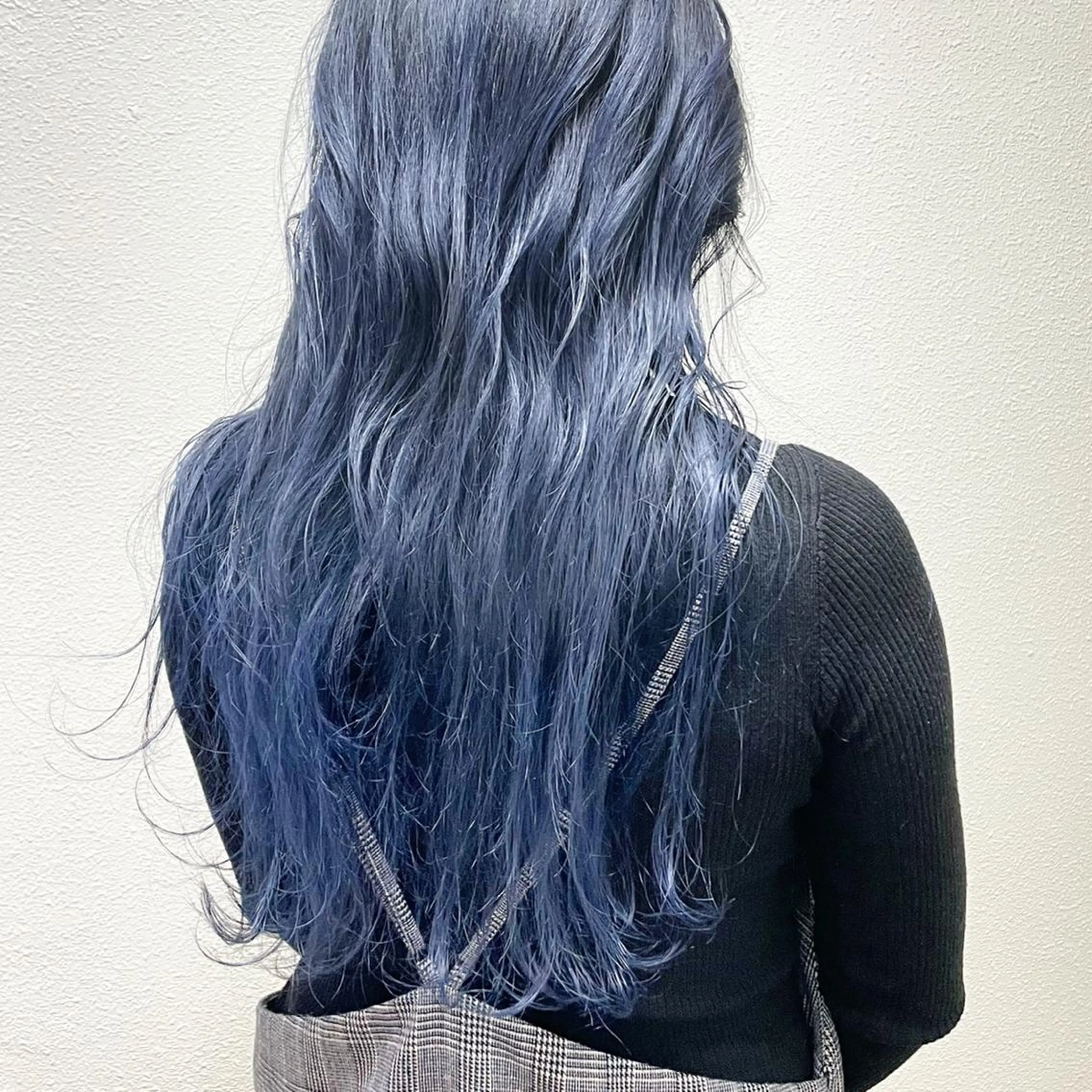 ミディアム カラー パーマ ヘアアレンジ メンズ キッズ ネイル マツエク・マツパ メンズ韓国風 アッシュ 黒髪 ブルーカラー ブルーブラック ヘアカラー トリートメント ヘアセット 切りっぱなしヘアボブ ミディアムヘアRYOのヘアスタイル