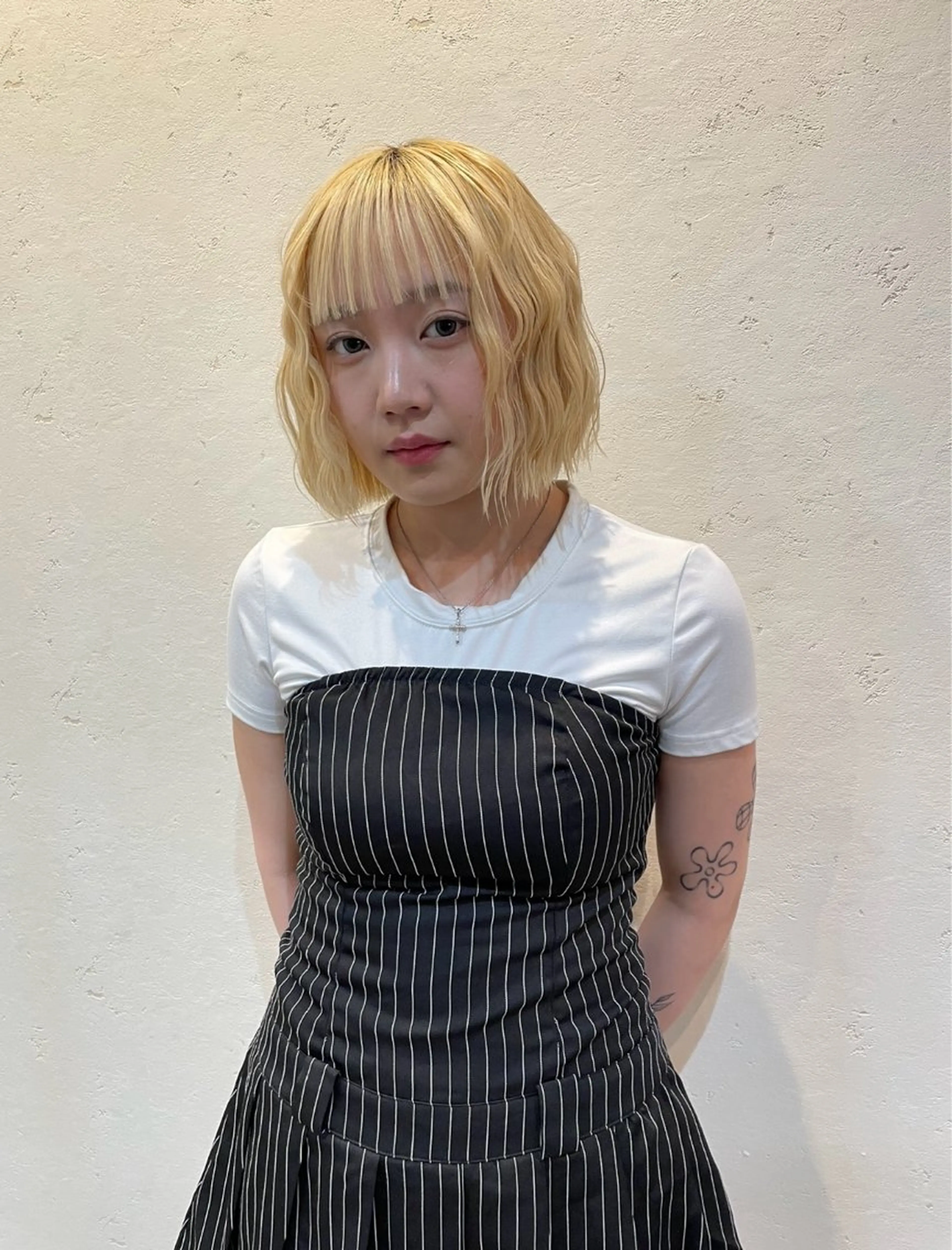 ショート カラー ブリーチ 抜きっぱなしブロンド ヘアカラー 渋谷 留菜のヘアスタイル