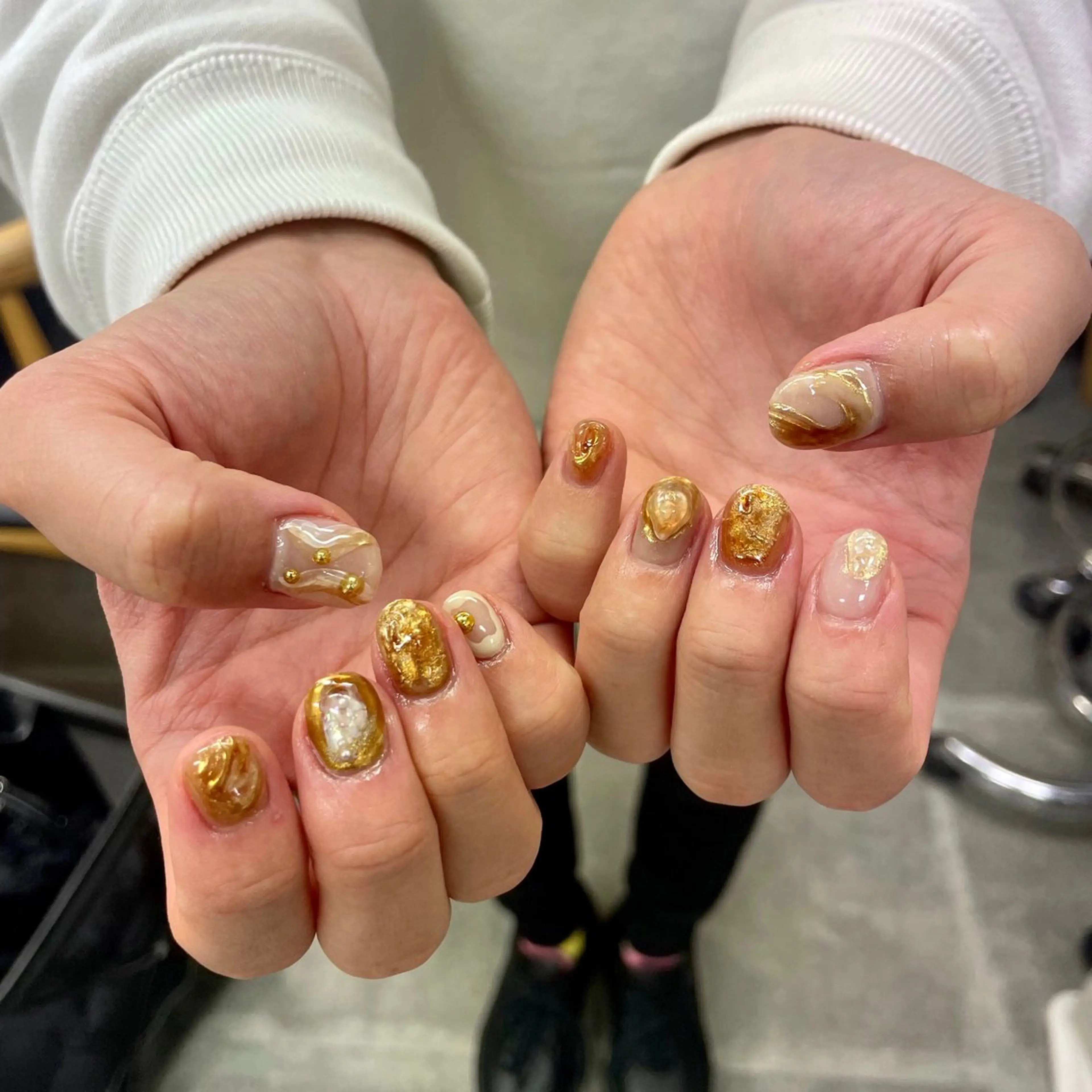 ネイル アートネイル べっ甲ネイル ジェルネイル グリーン キラキラネイル nailstudio eviz新宿店のネイルデザイン