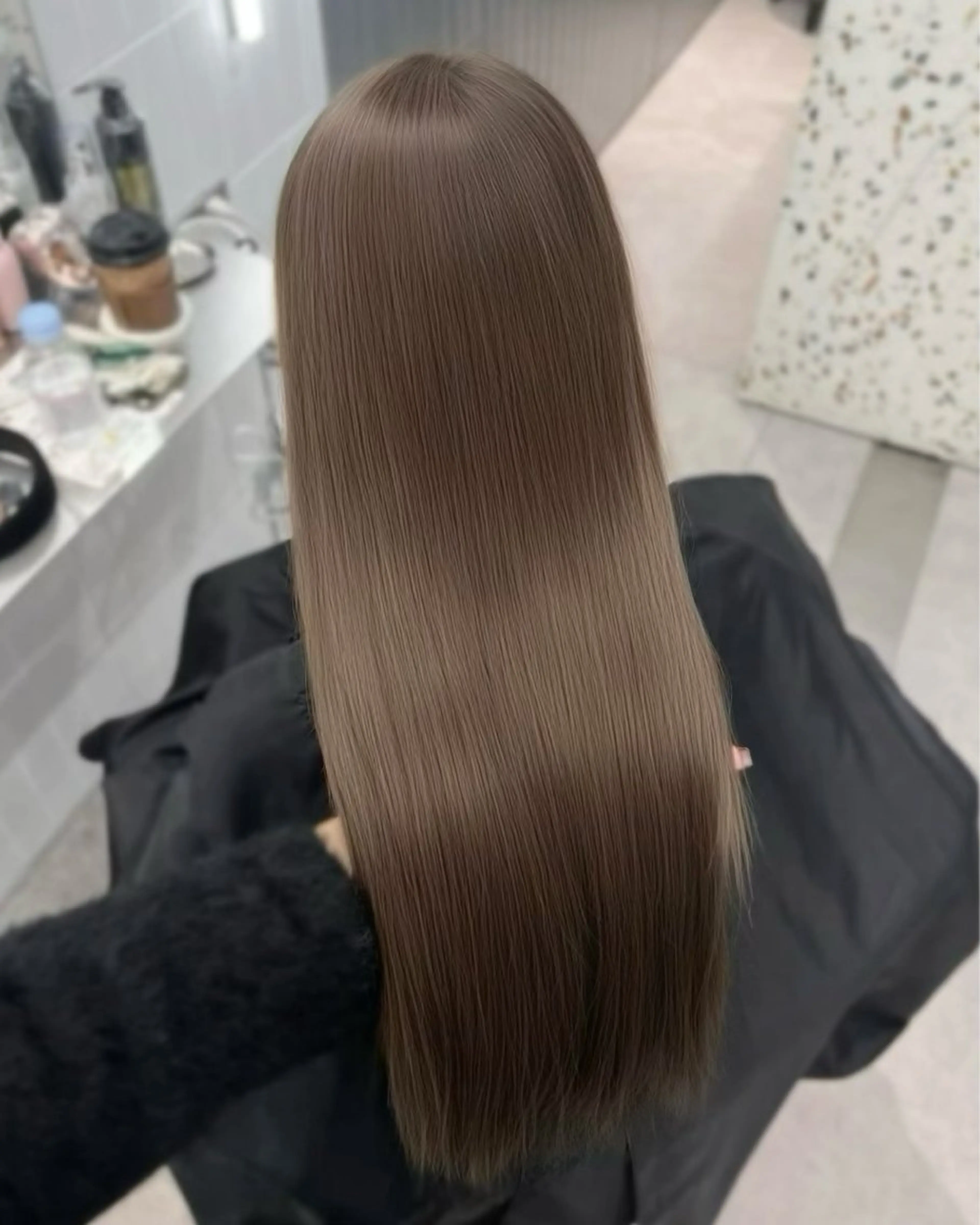 ロング ヘアカラー ミルクティーベージュ オリーブグレージュのヘアスタイル