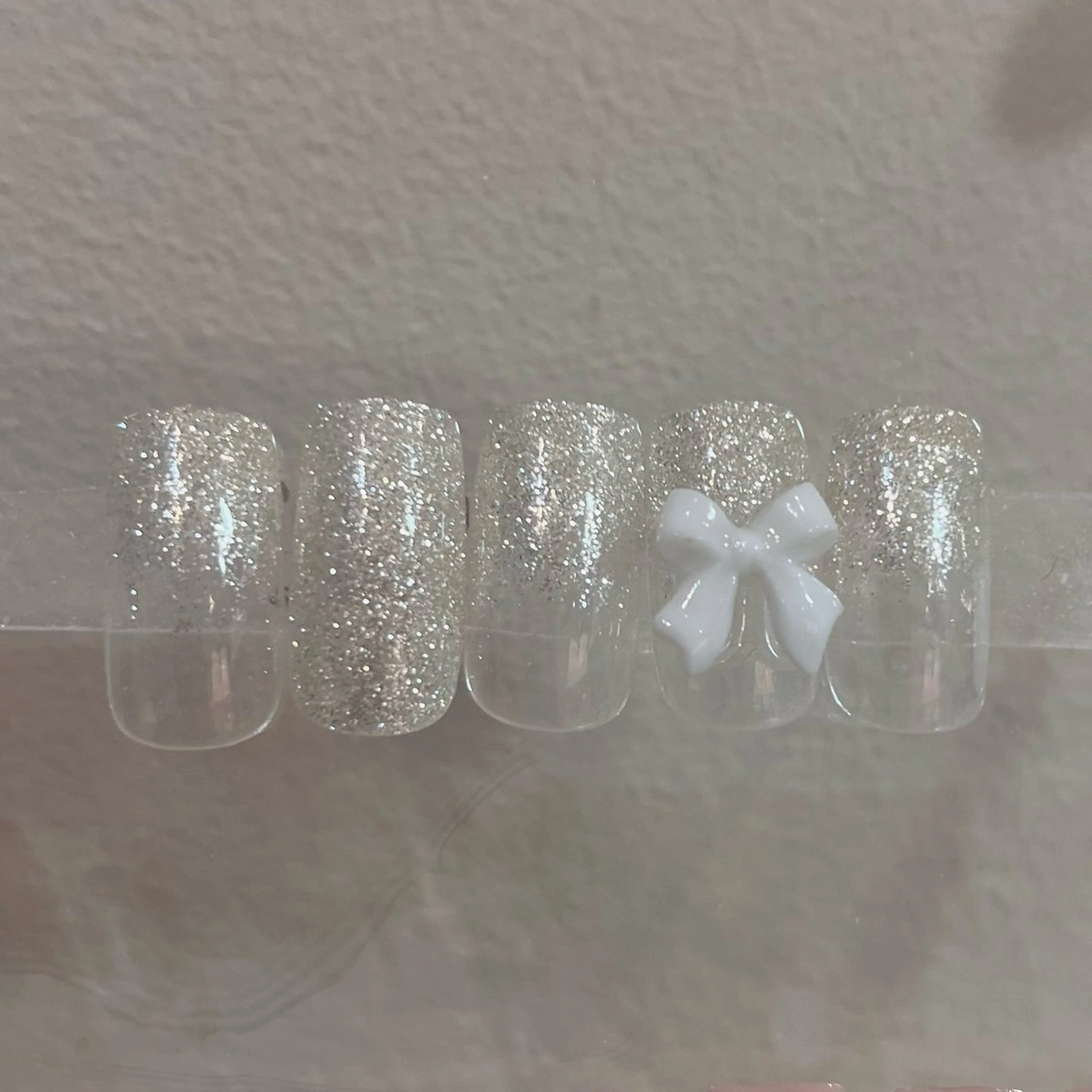 ネイル ラメ(グリッター) ラメグラデーション ワンカラーネイル リボン ハンドネイル 🎀チーク/ちゅるん 🫧chisa🎀のネイルデザイン