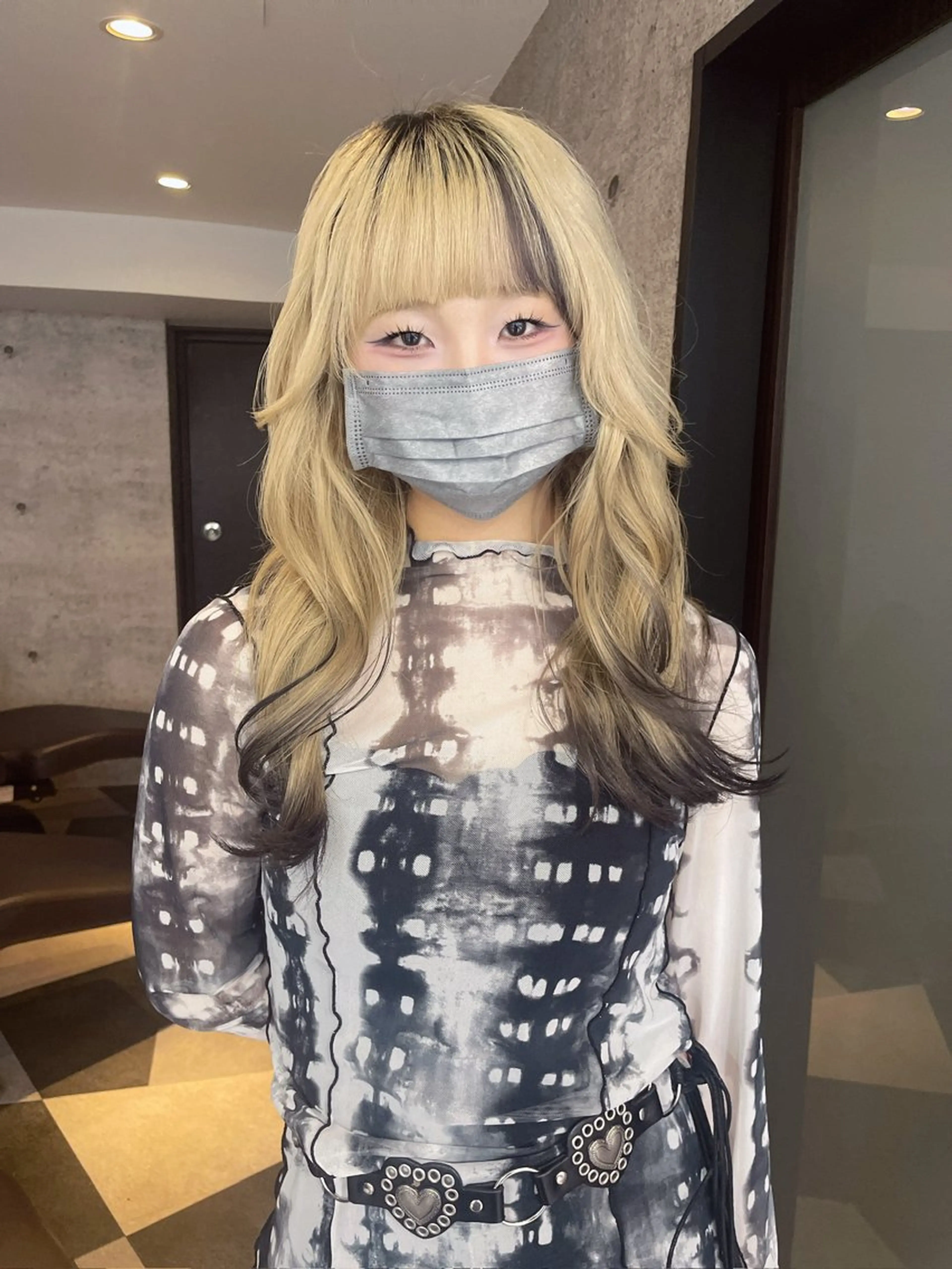 ロング カラー 黒髪 ブロンド GEM YURI ハイトーンカラーのヘアスタイル