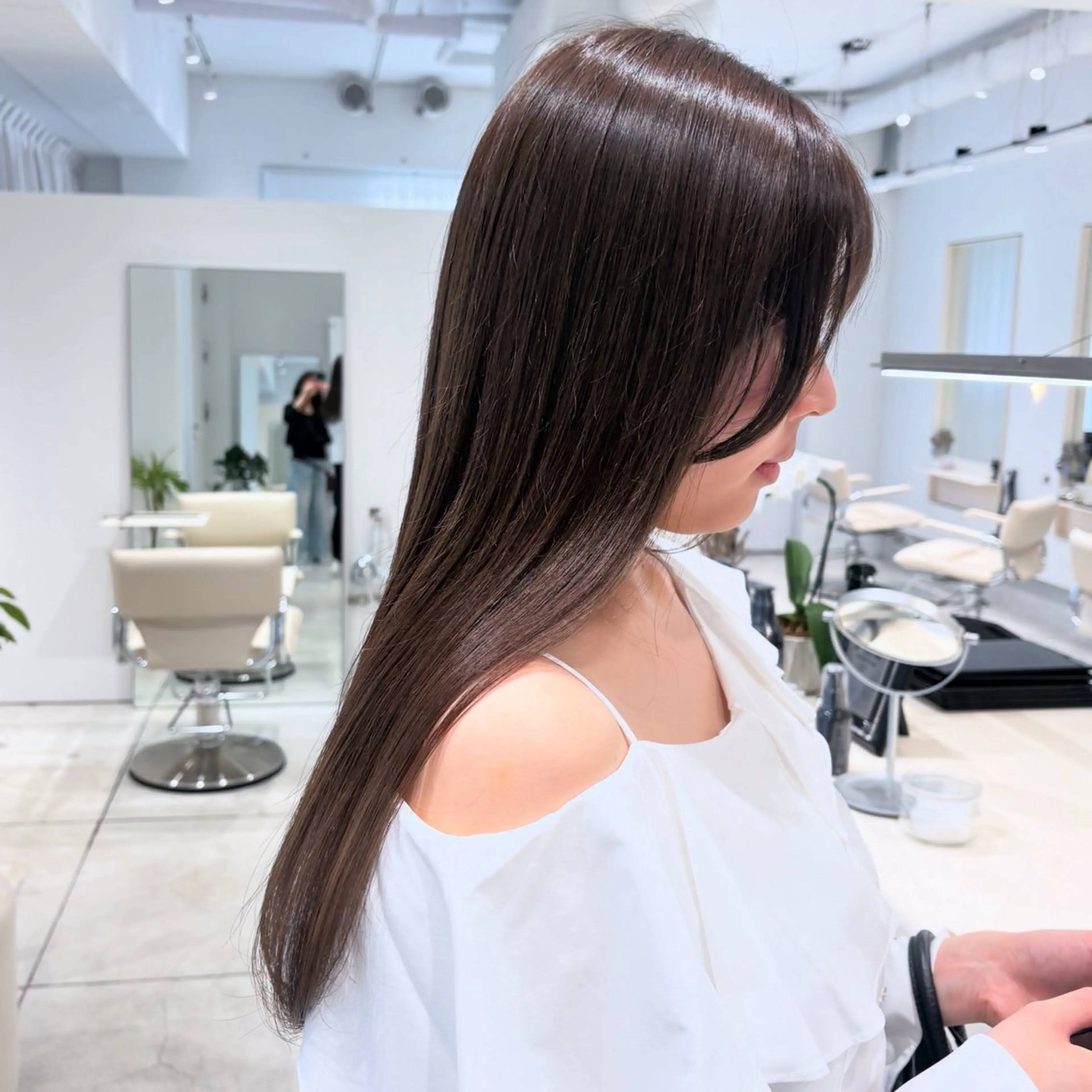 セミロング カラー ベージュカラー ブラウンカラー ブラウンベージュ ショコラブラウン 透明感カラー カット ヘアカラー トリートメント ヘッドスパ ヘアセット カジュアルを女っぽく 𝗮𝘆𝗮𝗰𝗼のヘアスタイル