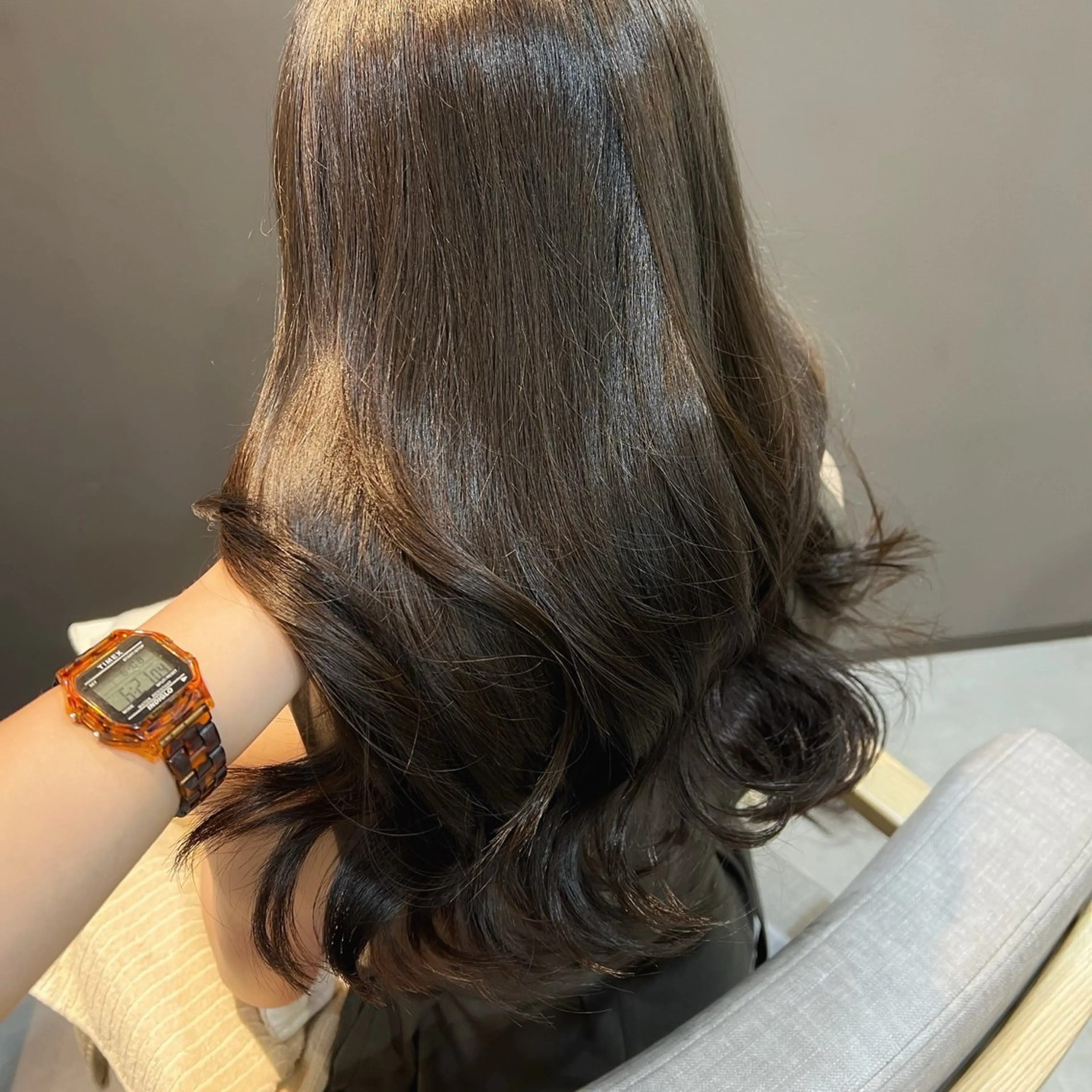 ロング カラー アッシュ ベージュカラー ケアカラー グレージュ くびれヘア 中村 ひなたのヘアスタイル