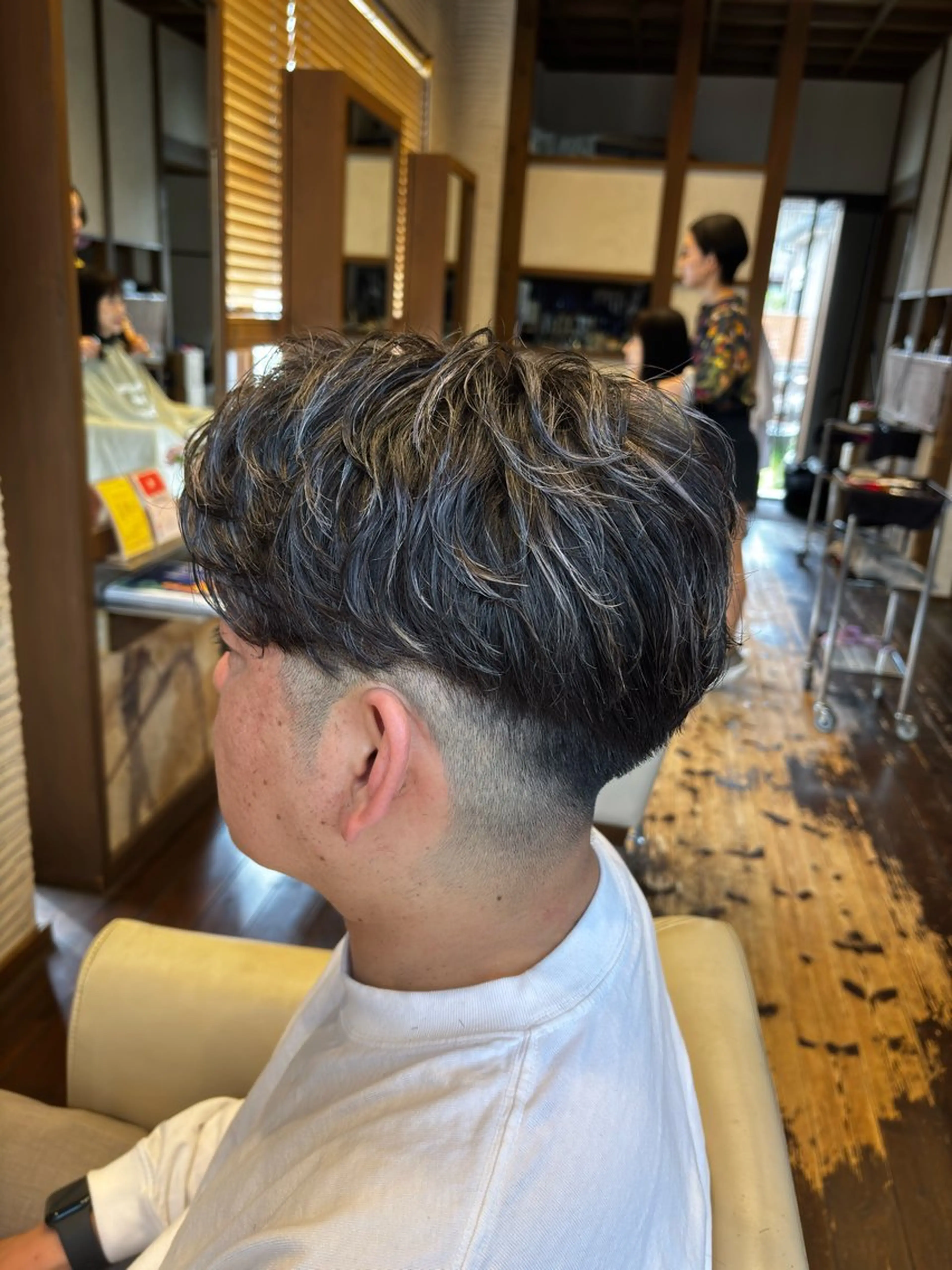 カラー メンズ メンズメッシュ メンズパーマ メッシュ シルバー カット ヘアカラー りずむヘアデザイン所属・Rhythm / RYOMAの眉毛・アイブロウイメージ