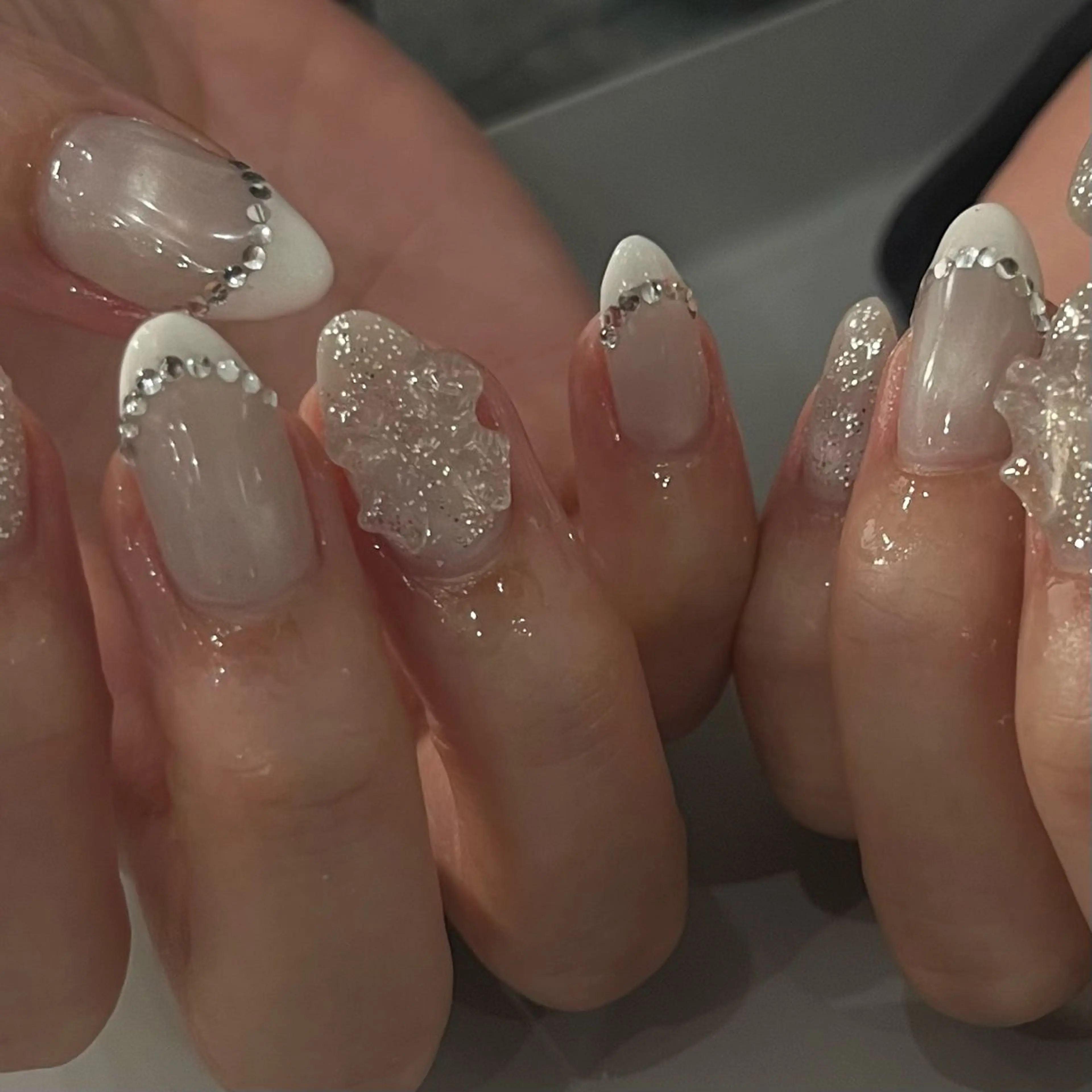 ネイル キラキラネイル マグネットネイル ホワイト ハンドネイル nue【ムー】 SUZUKAのネイルデザイン