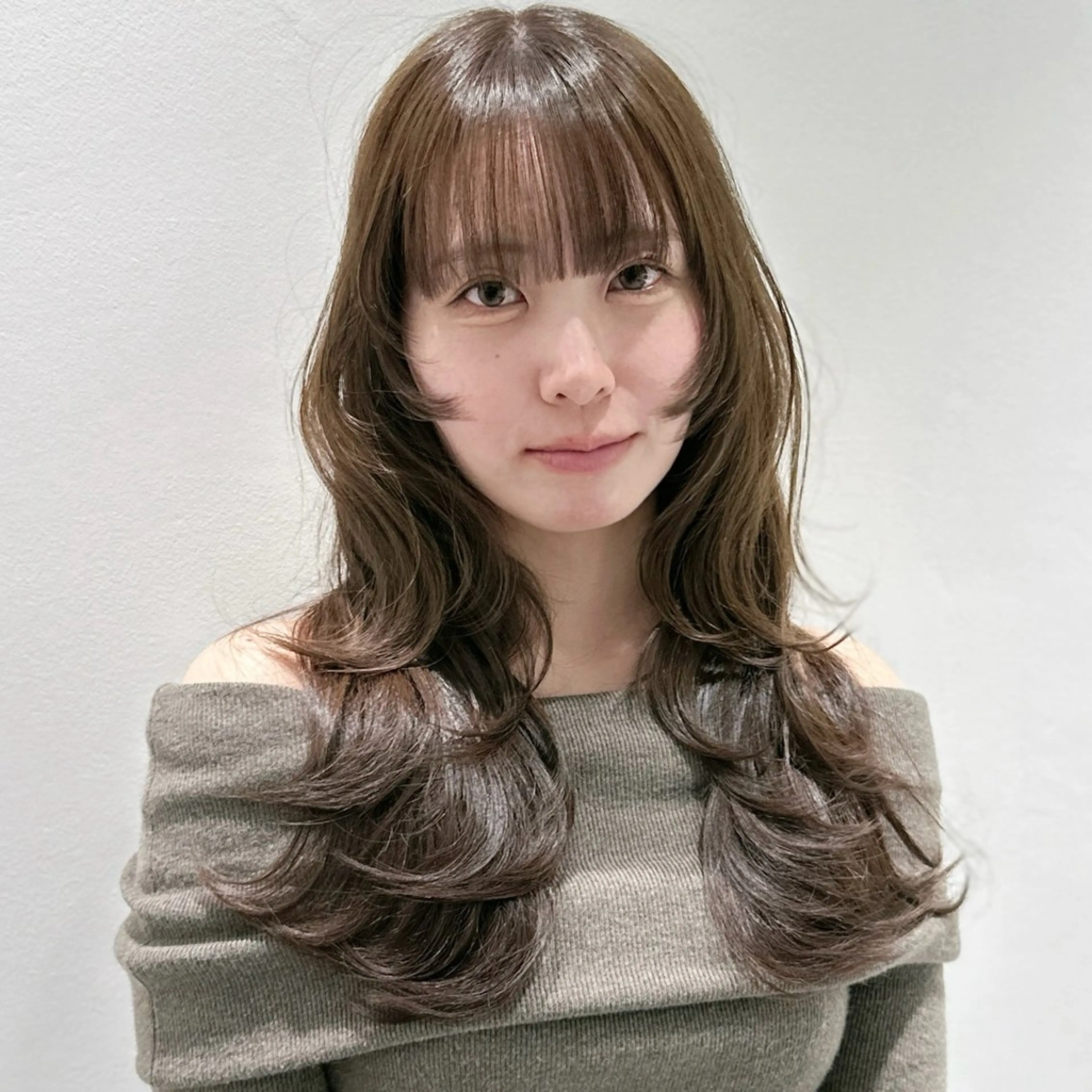 ロング カラー ロングレイヤー ベージュカラー 透明感カラー レイヤーカット ロング レイヤー/グレージュ メンズパーマのヘアスタイル
