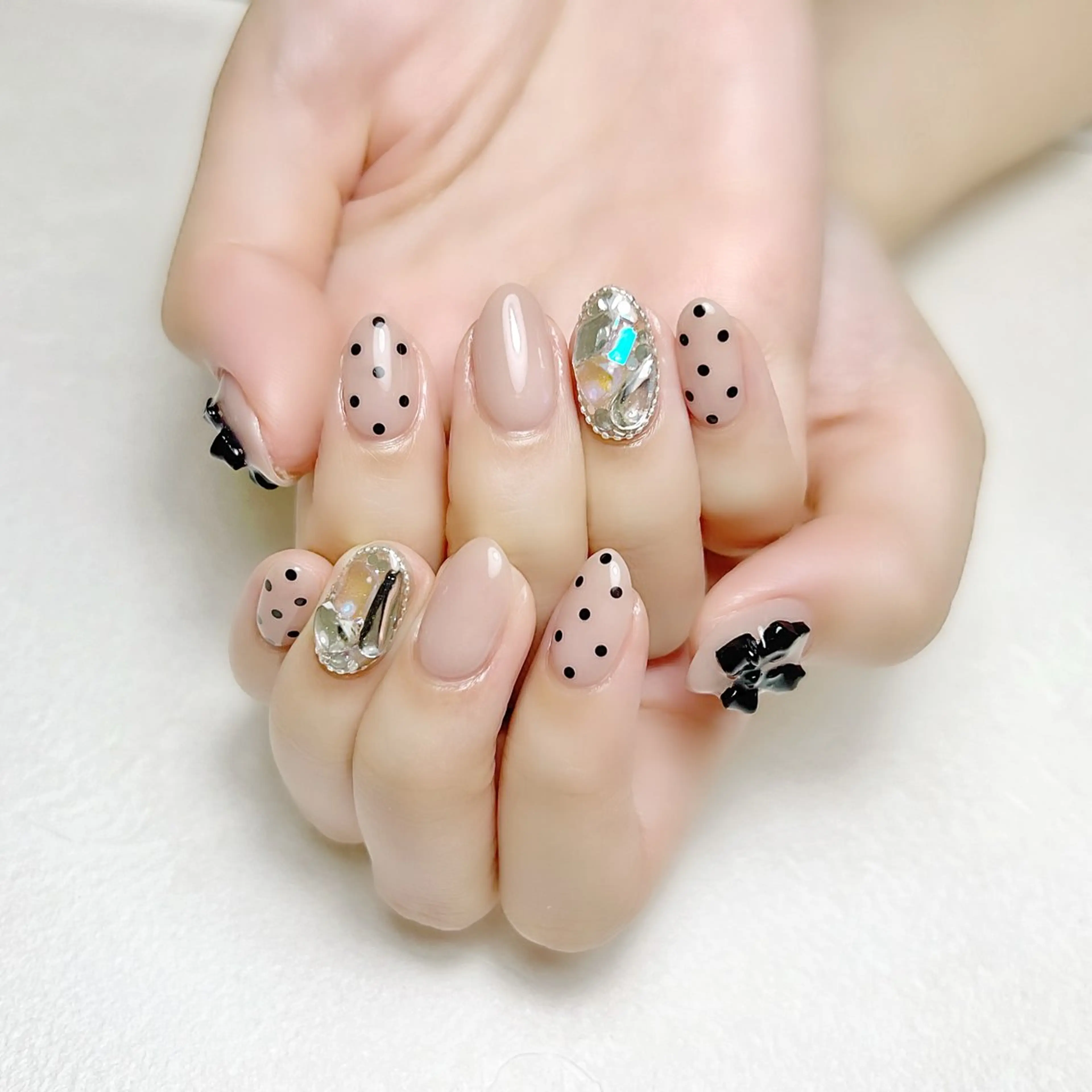 ネイル ドット ガーリー キラキラネイル 春ネイル ワンホンネイル rouse nail RISATOのネイルデザイン