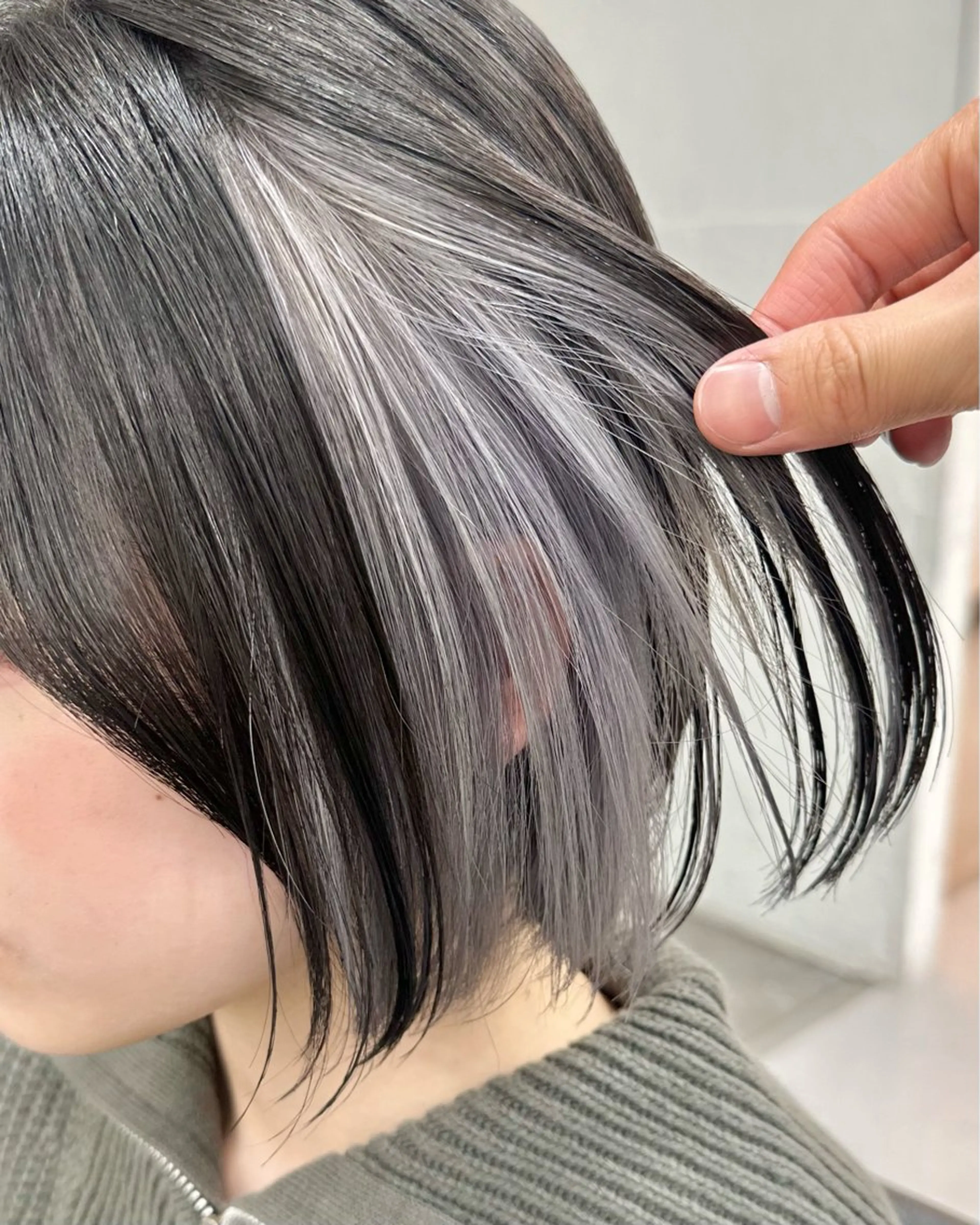 ミディアム カラー ブリーチ ケアブリーチ インナーカラー シルバー ホワイトシルバー カット ヘアカラー トリートメント インナーカラー/レイ ヤーカット♡/マキシのヘアスタイル