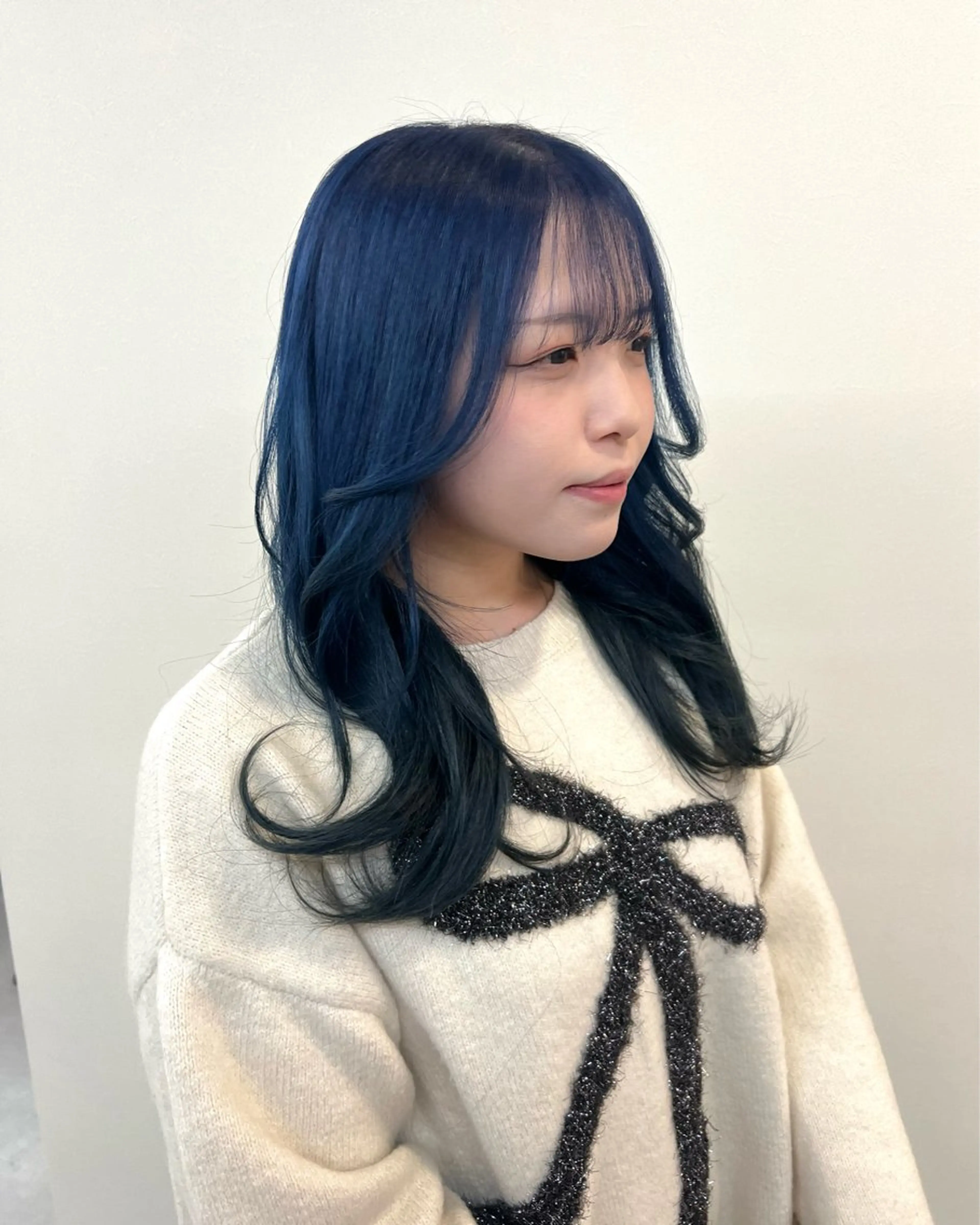 セミロング カラー 黒髪 ブリーチ ブルーカラー ブルーブラック ネイビーカラー ヘアカラー ブリーチカラー🦋‪ 田中さくらのヘアスタイル