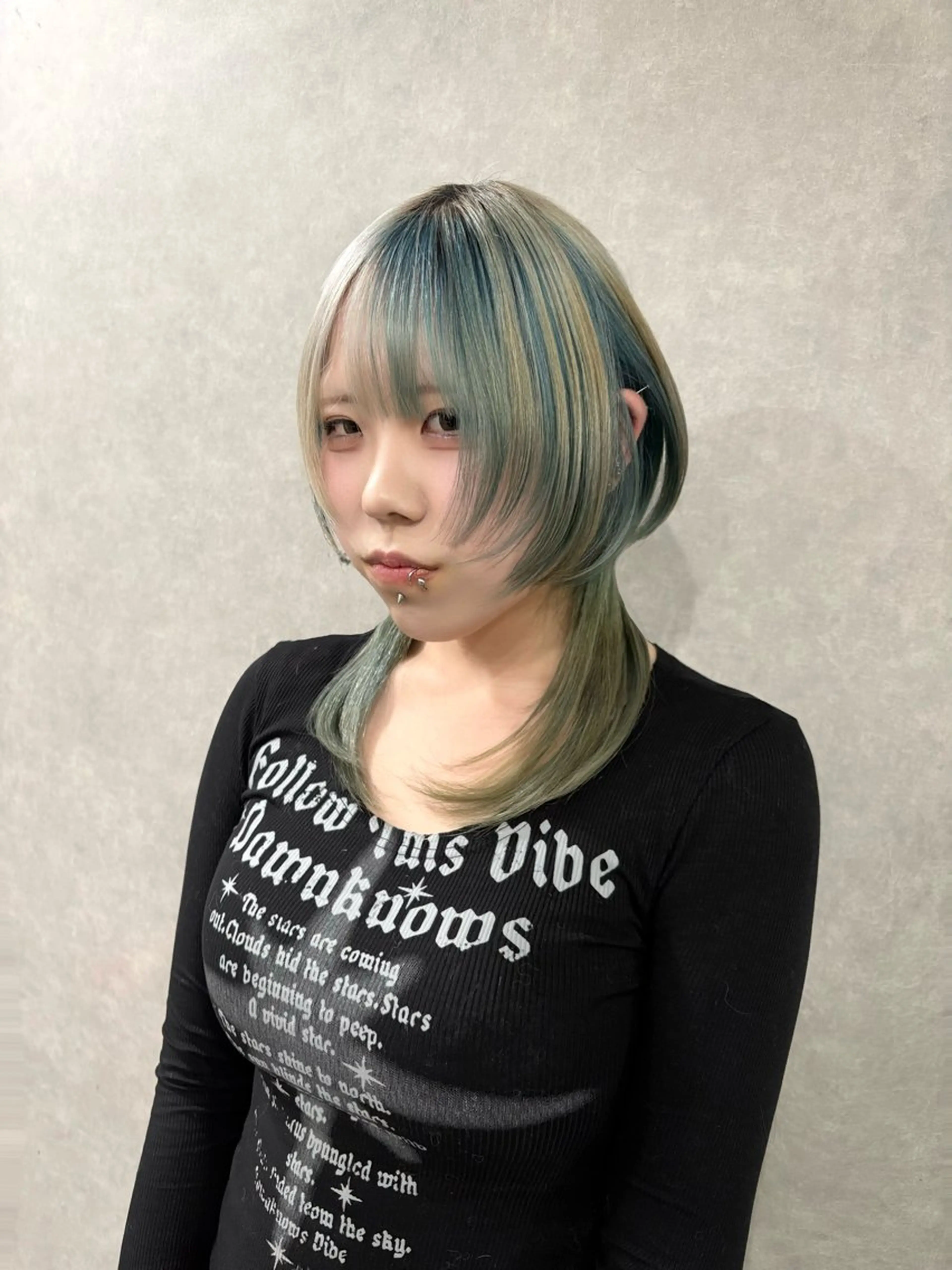 ミディアム がわ/ハイレイヤー /ハイトーンカラーのヘアスタイル