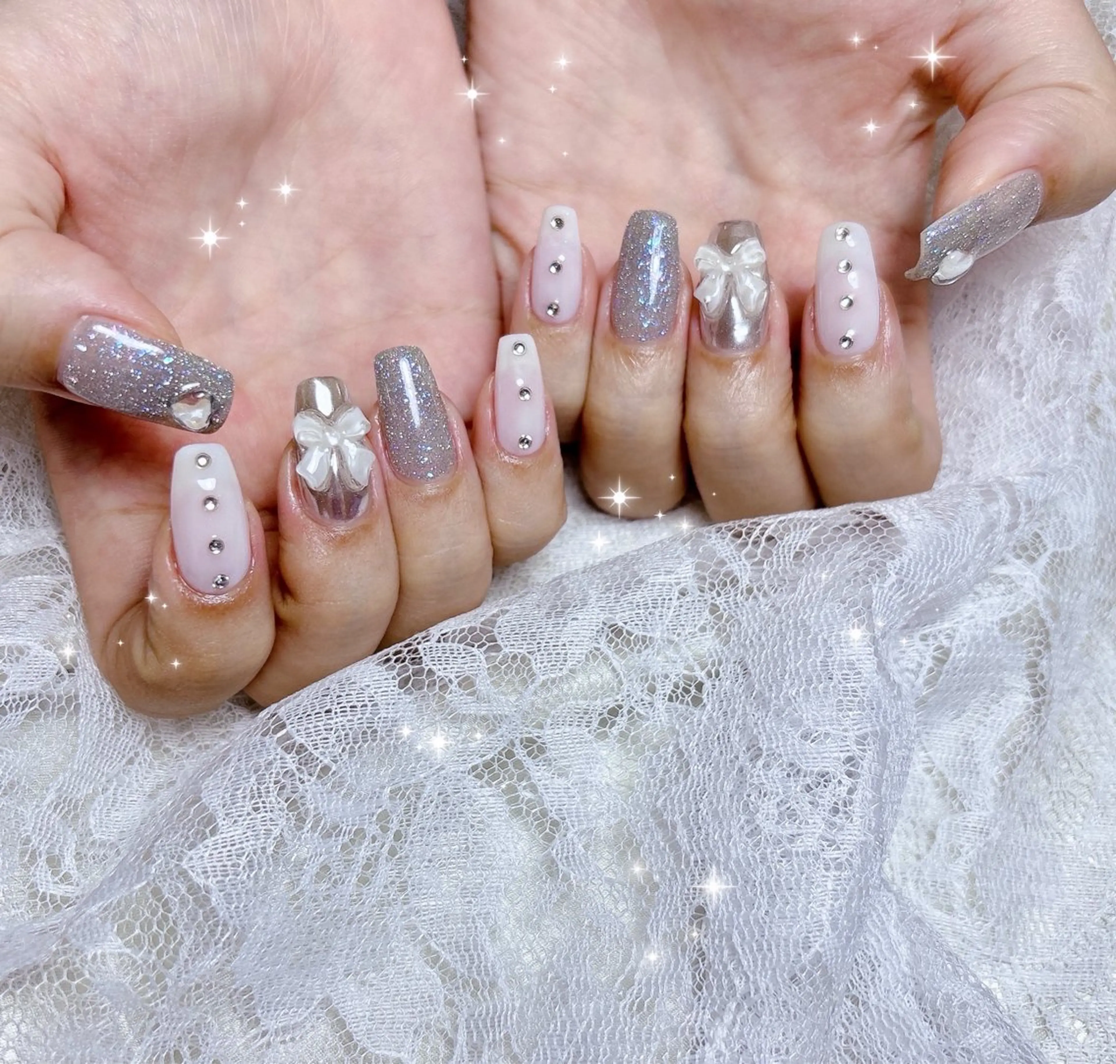 ネイル ミラーネイル シルバー ホワイト ハンドネイル FLARE NAIL フレアネイルのネイルデザイン