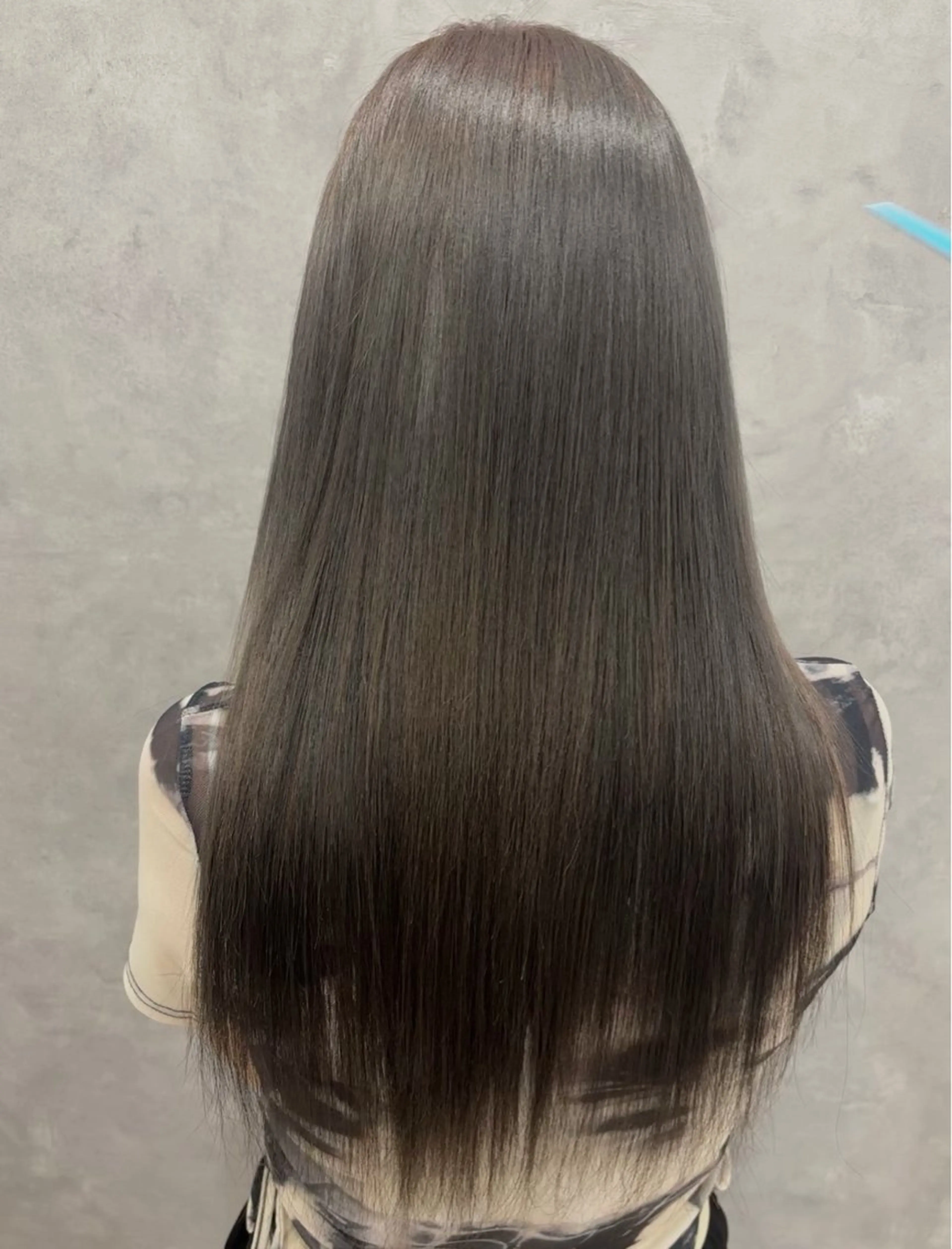 ロング アッシュ アッシュグレー 佐々木 美空のヘアスタイル