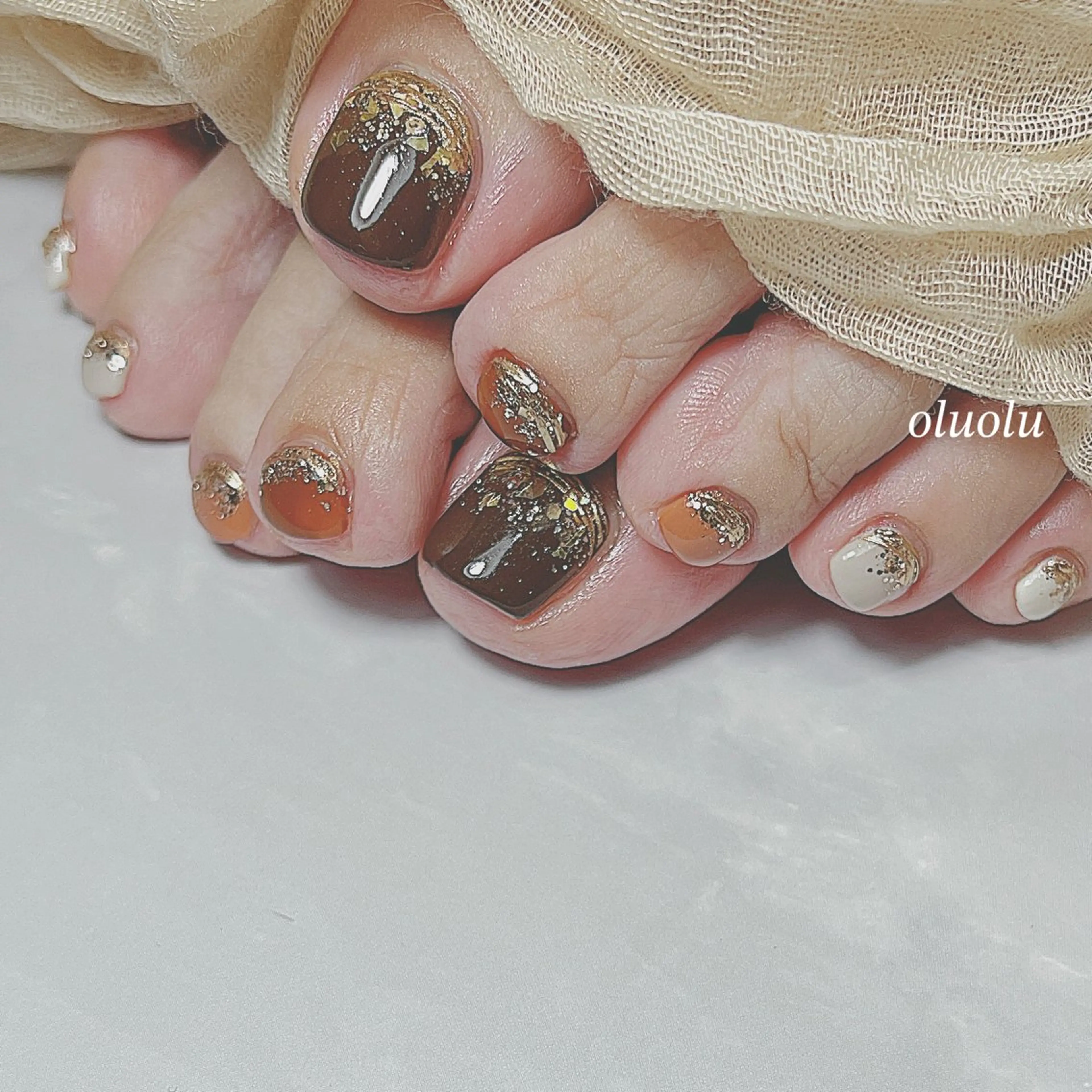 ネイル アートネイル ブラウン フットネイル グラデーション ラメ(グリッター) フットネイル 大村 紬華のネイルデザイン
