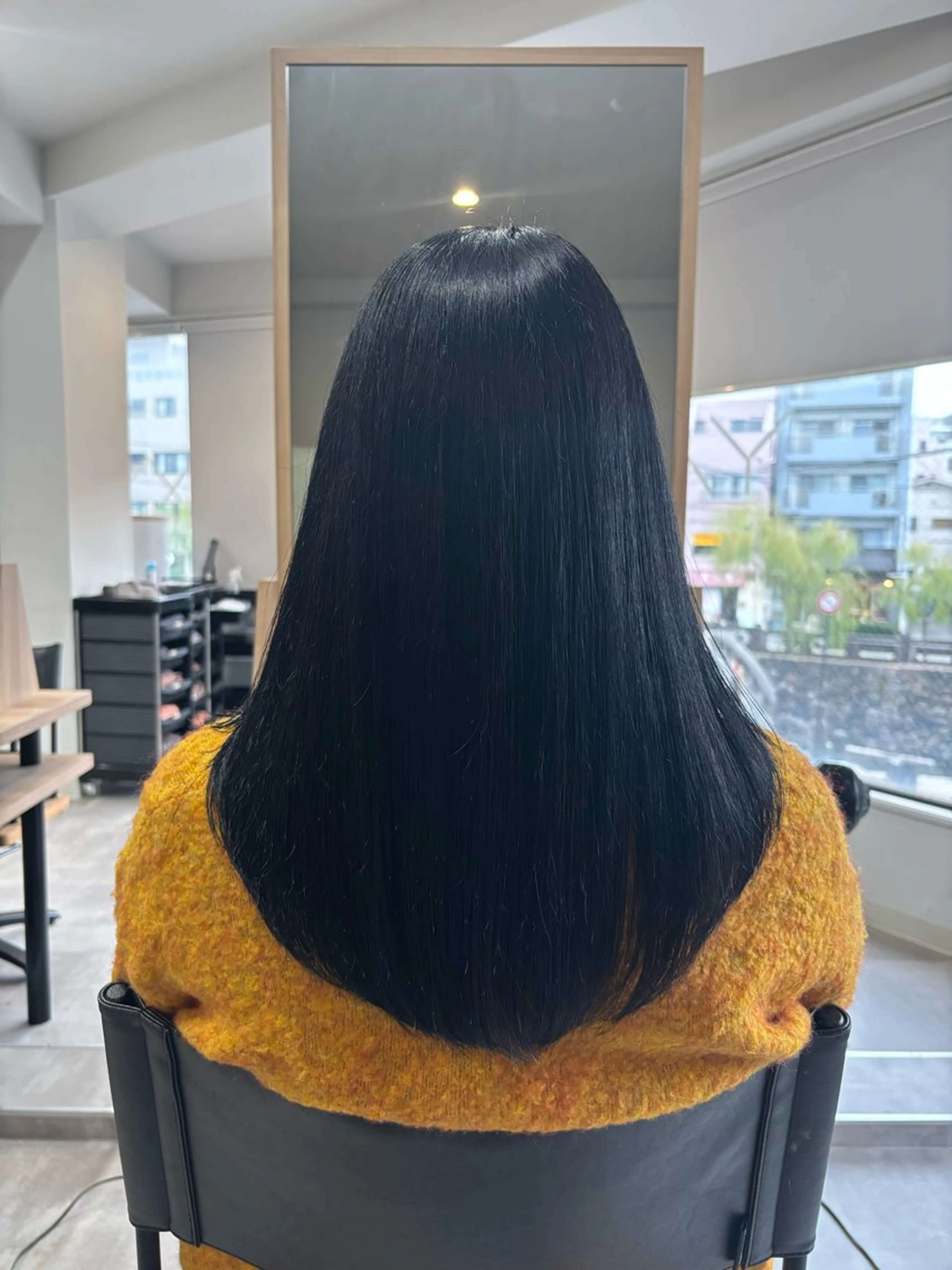 セミロング カラー 浦川 麗美のヘアスタイル