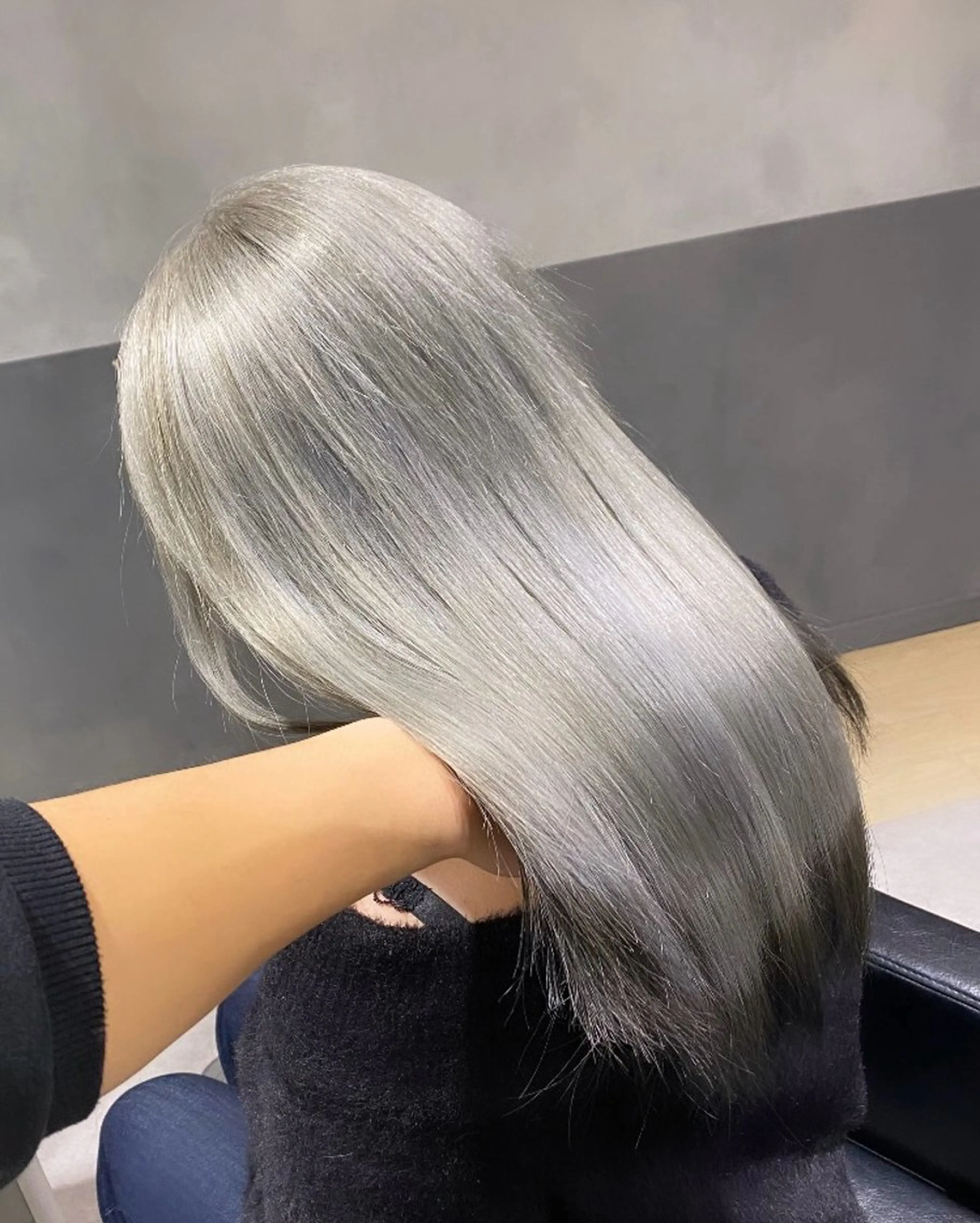 セミロング ハイトーンエフェクト ブリーチいち丸のヘアスタイル