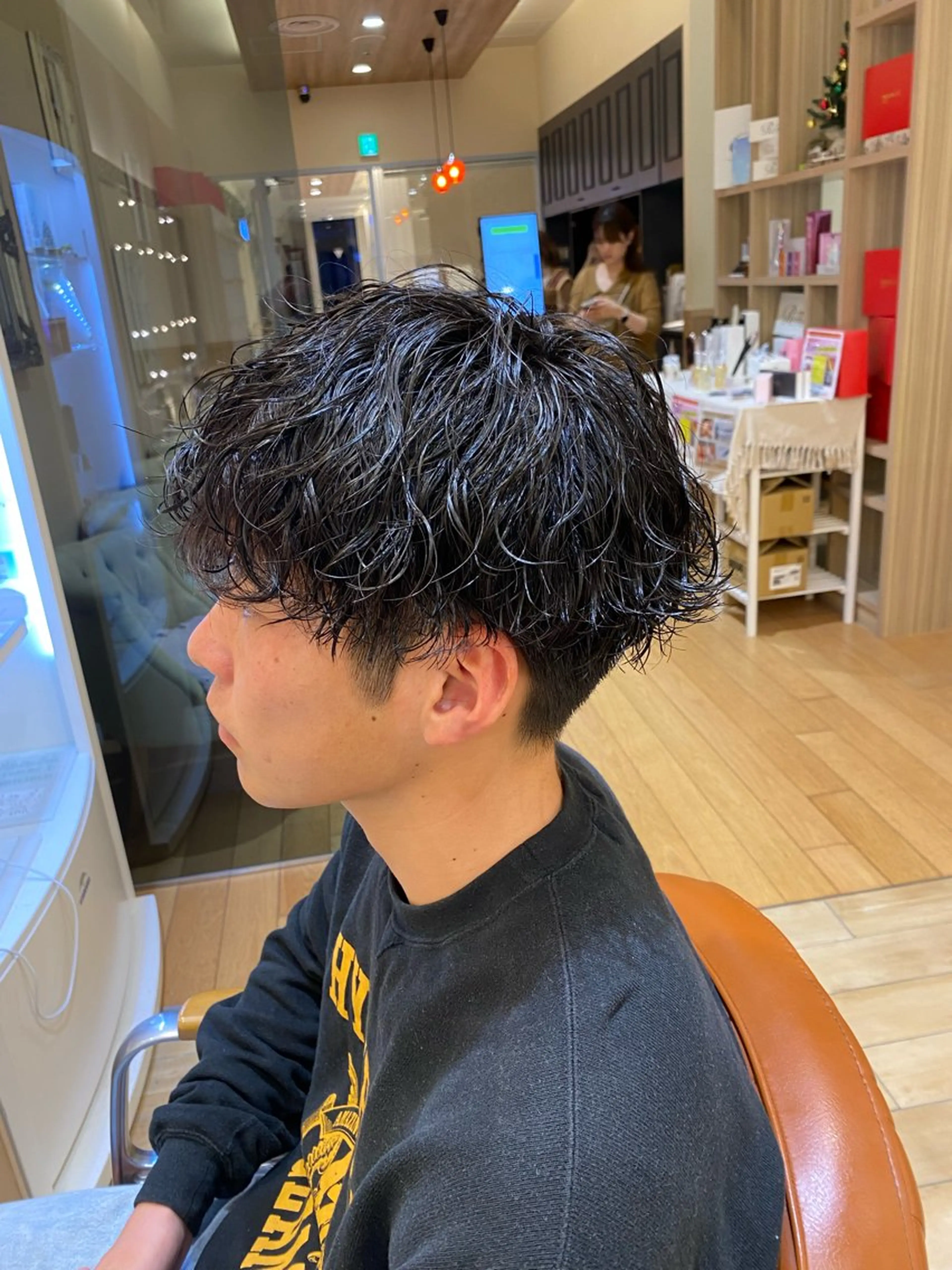 ミディアム パーマ メンズ ミディアムパーマ メンズパーマ カット パーマ トリートメント ヘアセット 新宿メンズパーマ ヨモギダのヘアスタイル
