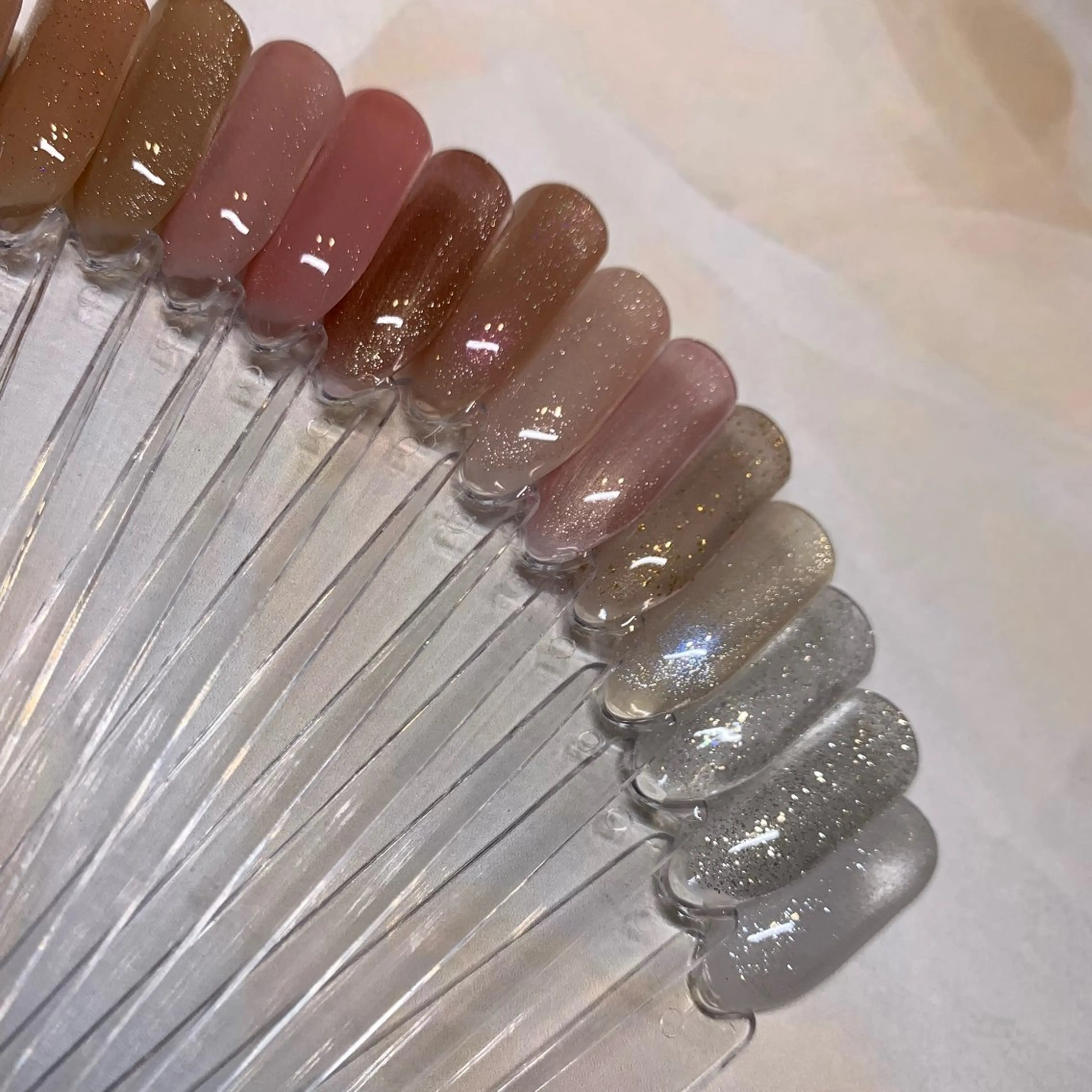 ネイル キラキラネイル マグネットネイル 冬ネイル クリスマス ハンドネイル nailAVANCE akariのネイルデザイン