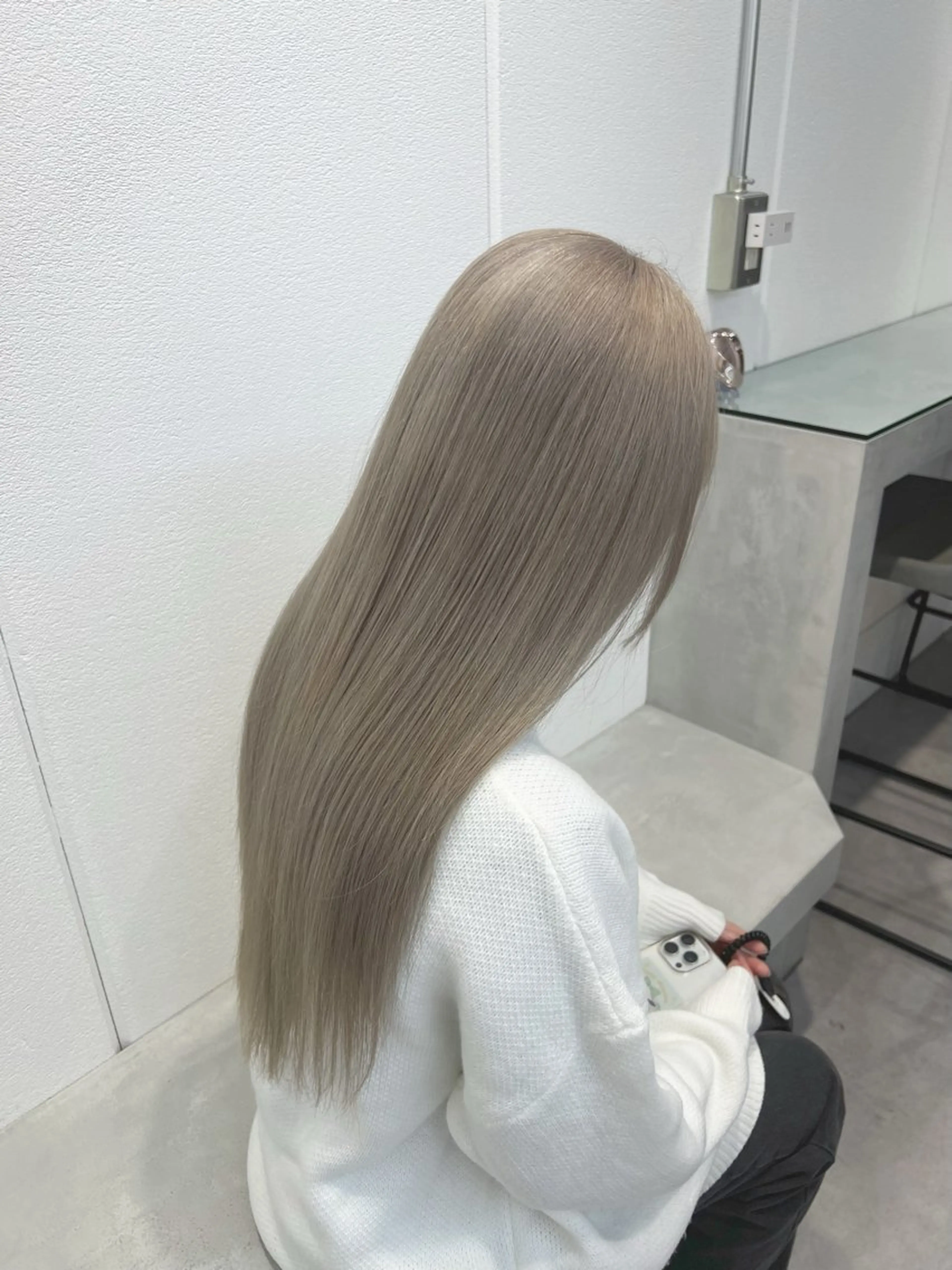 ロング カラー ベージュカラー ブリーチ ミルクティーベージュ ホワイトミルクティーベージュ 齋藤 優弥のヘアスタイル