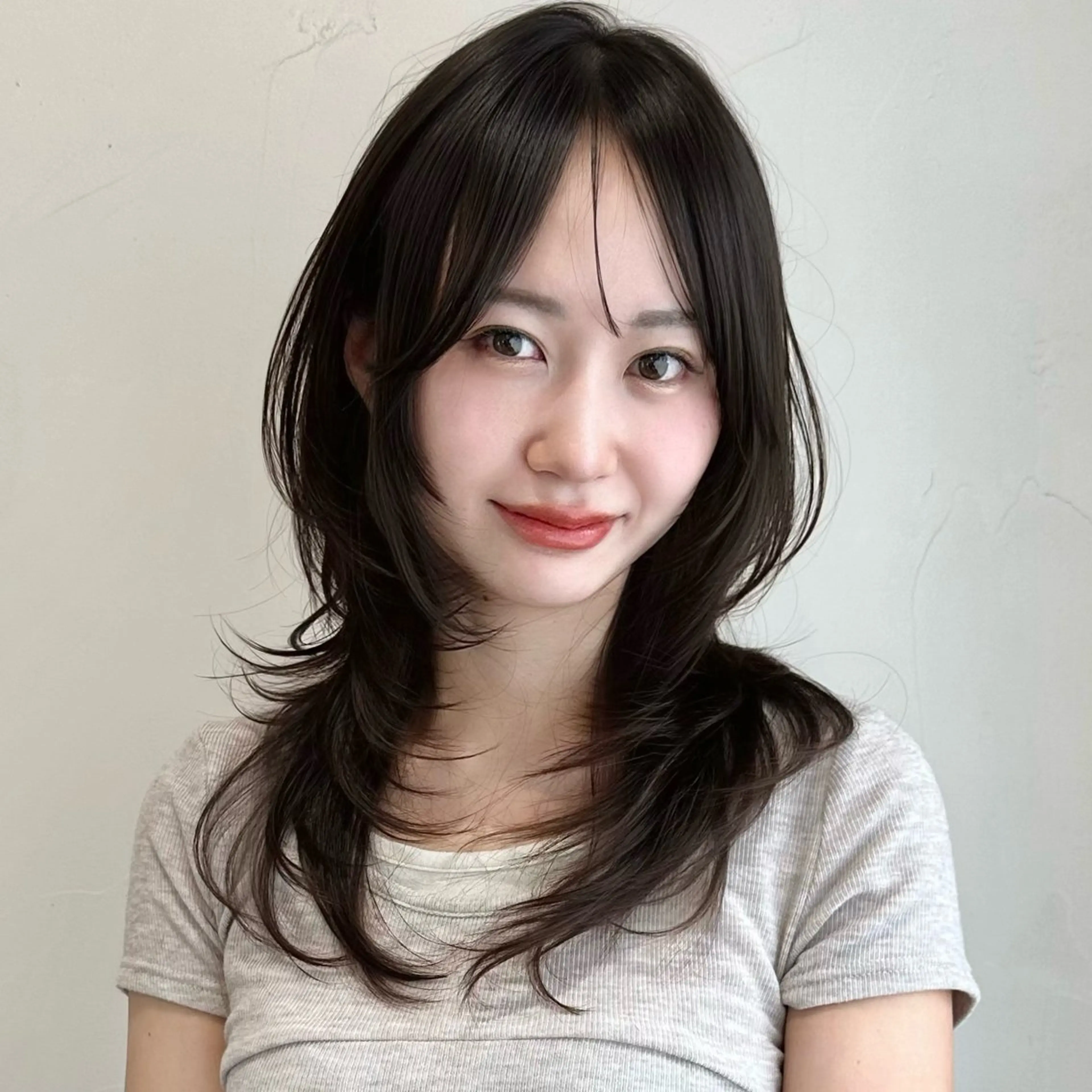 ミディアム カット ヘアカラー トリートメント 🌹ハッシュカット、 レイヤー韓国ヘア🌹のヘアスタイル