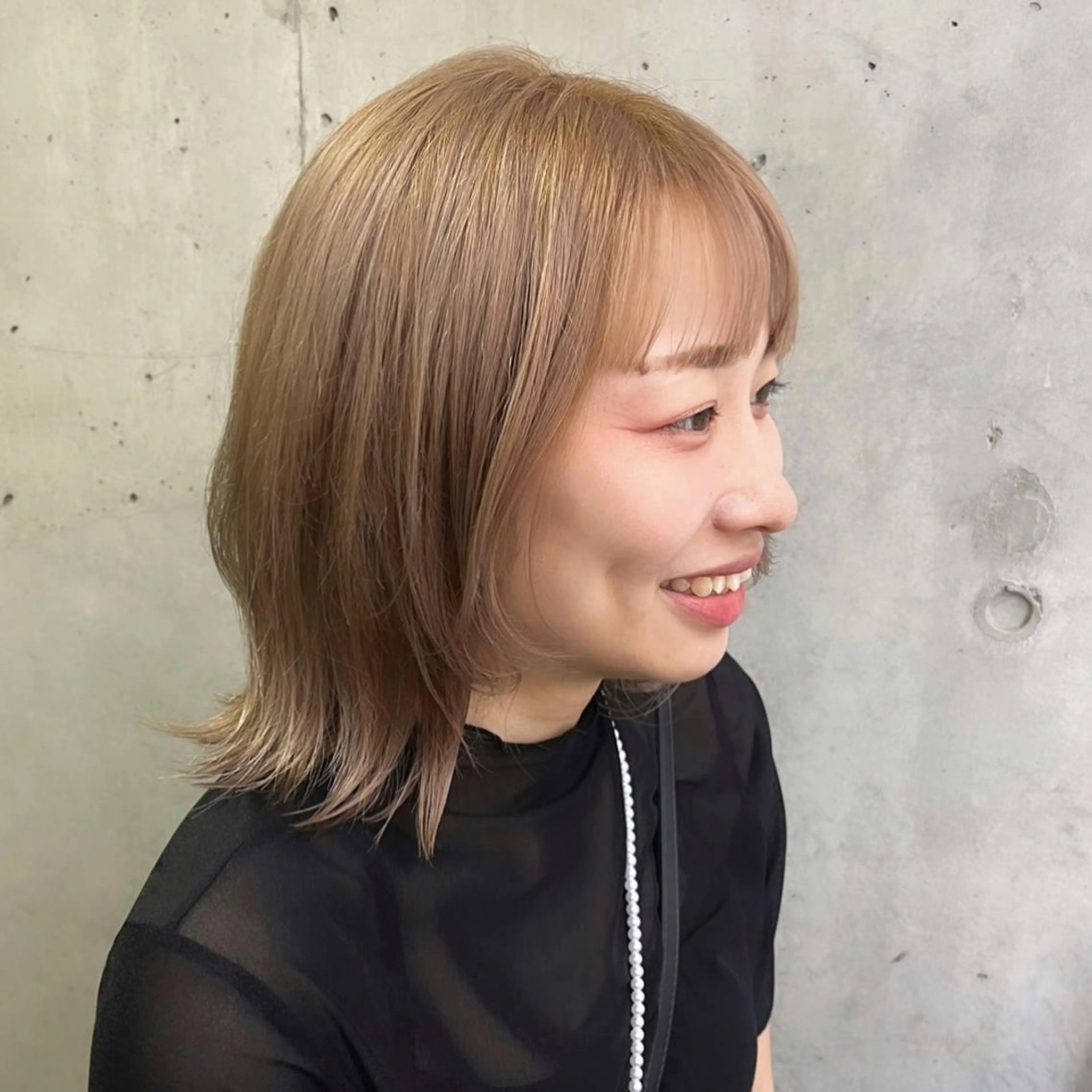 ミディアム カラー ベージュカラー 透明感カラー ダブルカラー ハイトーンカラー ミルクティーベージュ カット ヘアカラー トリートメント ヘッドスパ ヘアセット カジュアルを女っぽく 𝗮𝘆𝗮𝗰𝗼のヘアスタイル