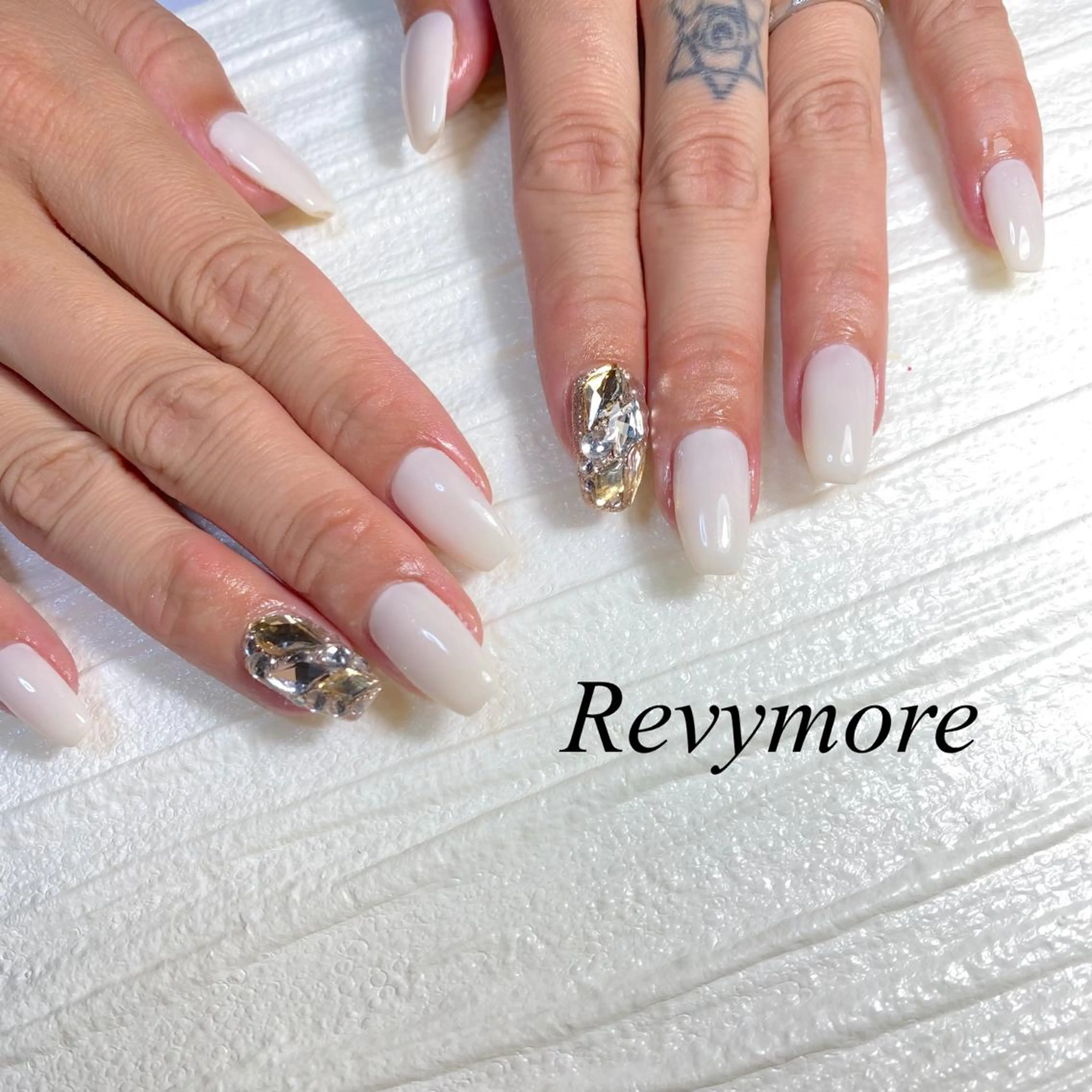 ミディアム ネイル 韓国風ヘア ジェルネイル キラキラネイル 韓国ネイル ニュアンスネイル nail salon Revymoreのネイルデザイン