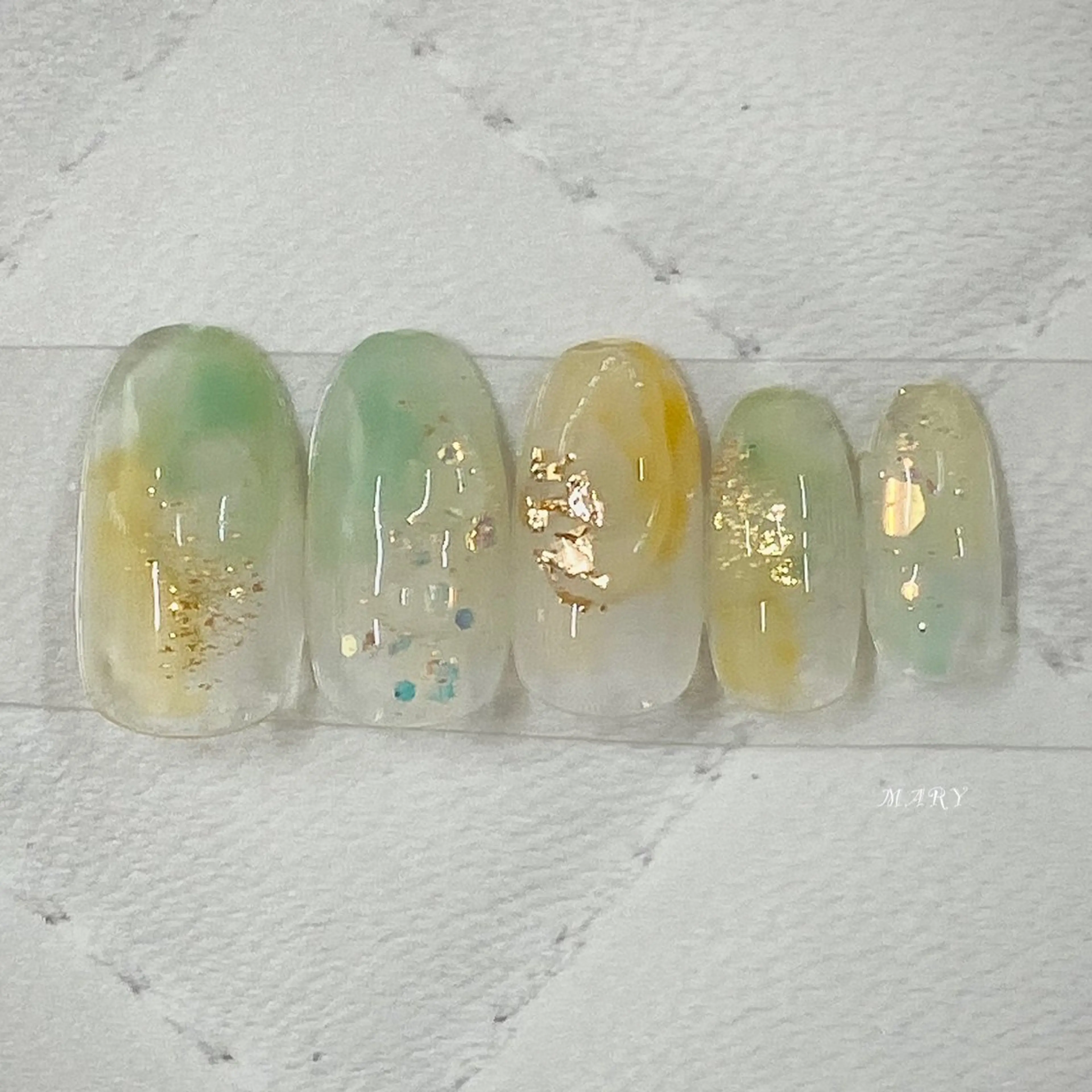 ネイル グリーン ニュアンスネイル オレンジ 夏ネイル ハンドネイル Mary nail .narumiのネイルデザイン