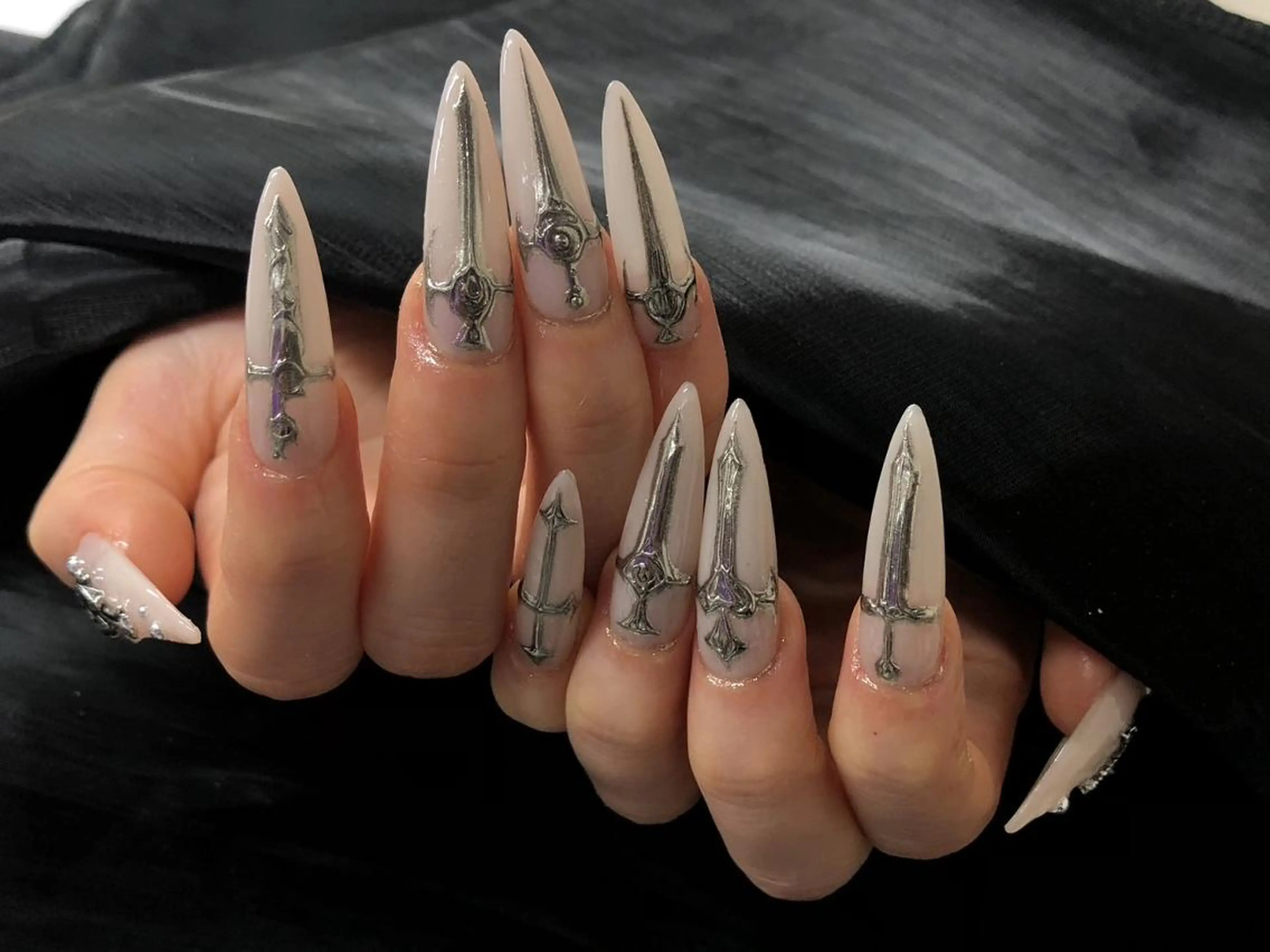 ネイル 新宿AOI フォルム重視のネイルデザイン