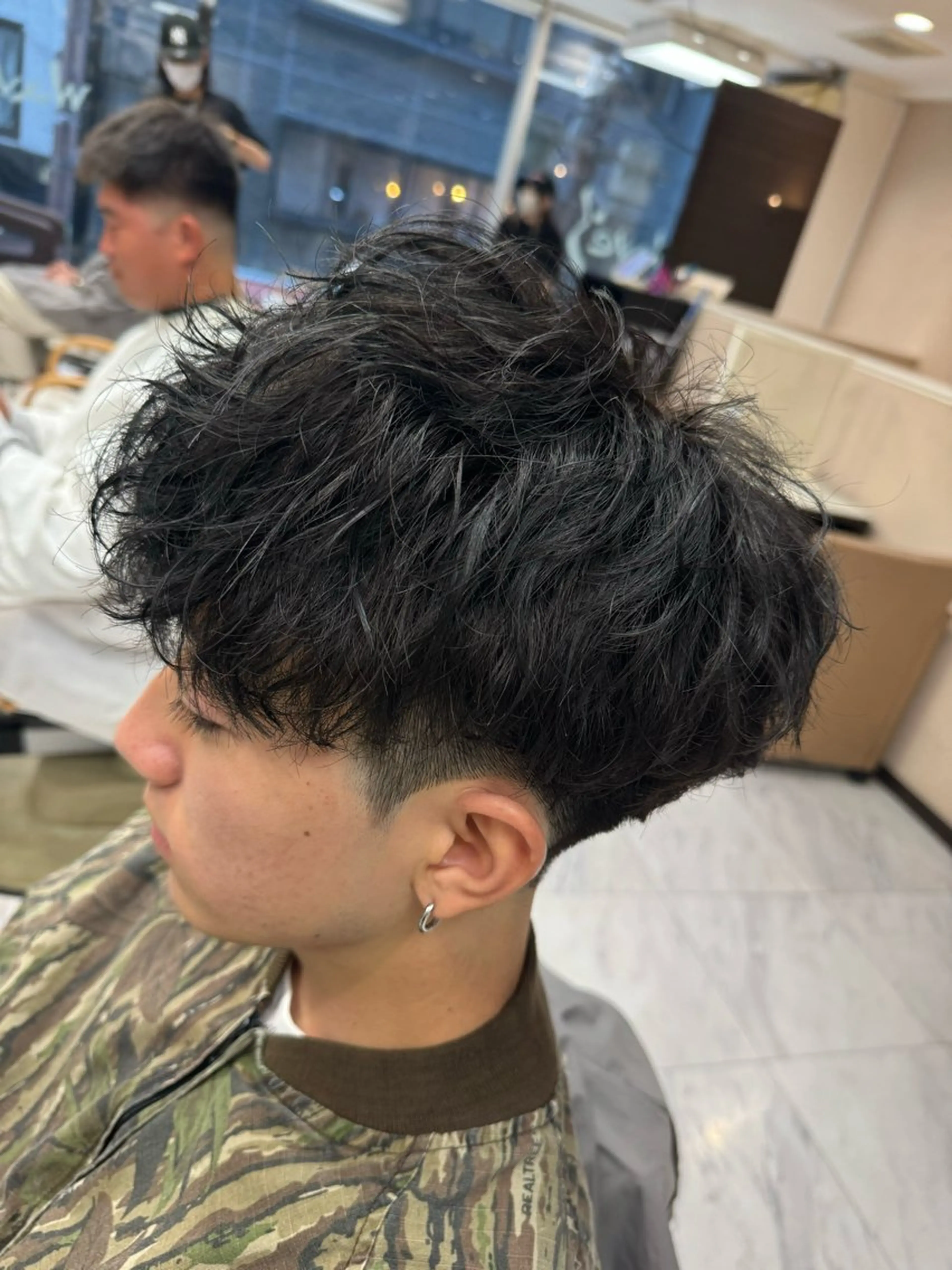 ショート パーマ ヘアアレンジ メンズ メンズブリーチ センターパート メンズハイライト メンズハイトーン メンズインナーカラー Zina 大宮所属・目黒 碧人のヘアスタイル