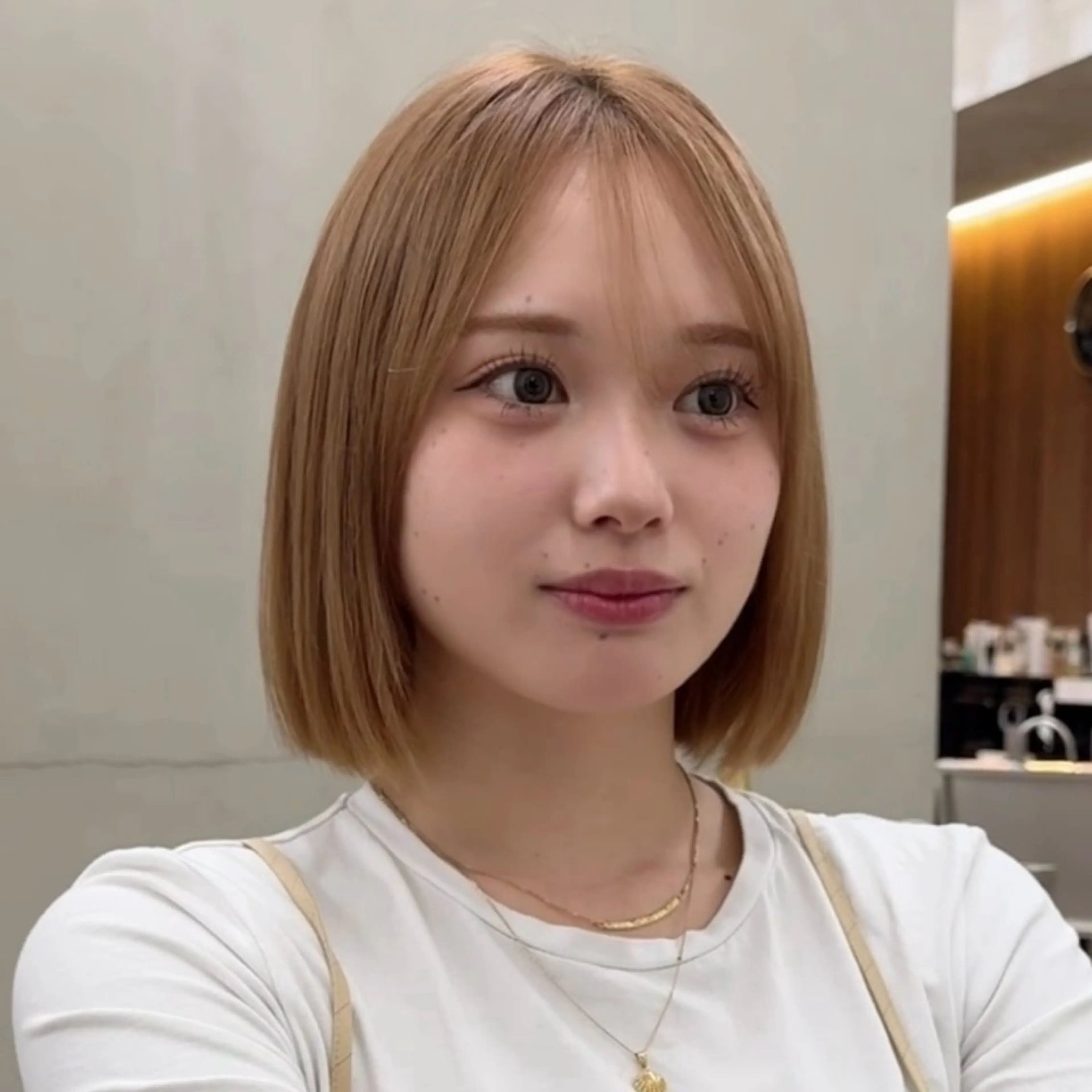 ショート カラー 切りっぱなしボブ ベージュカラー ブリーチ ボブ 柔らかいレイヤー🌿 大人ヘア/みっきーのヘアスタイル