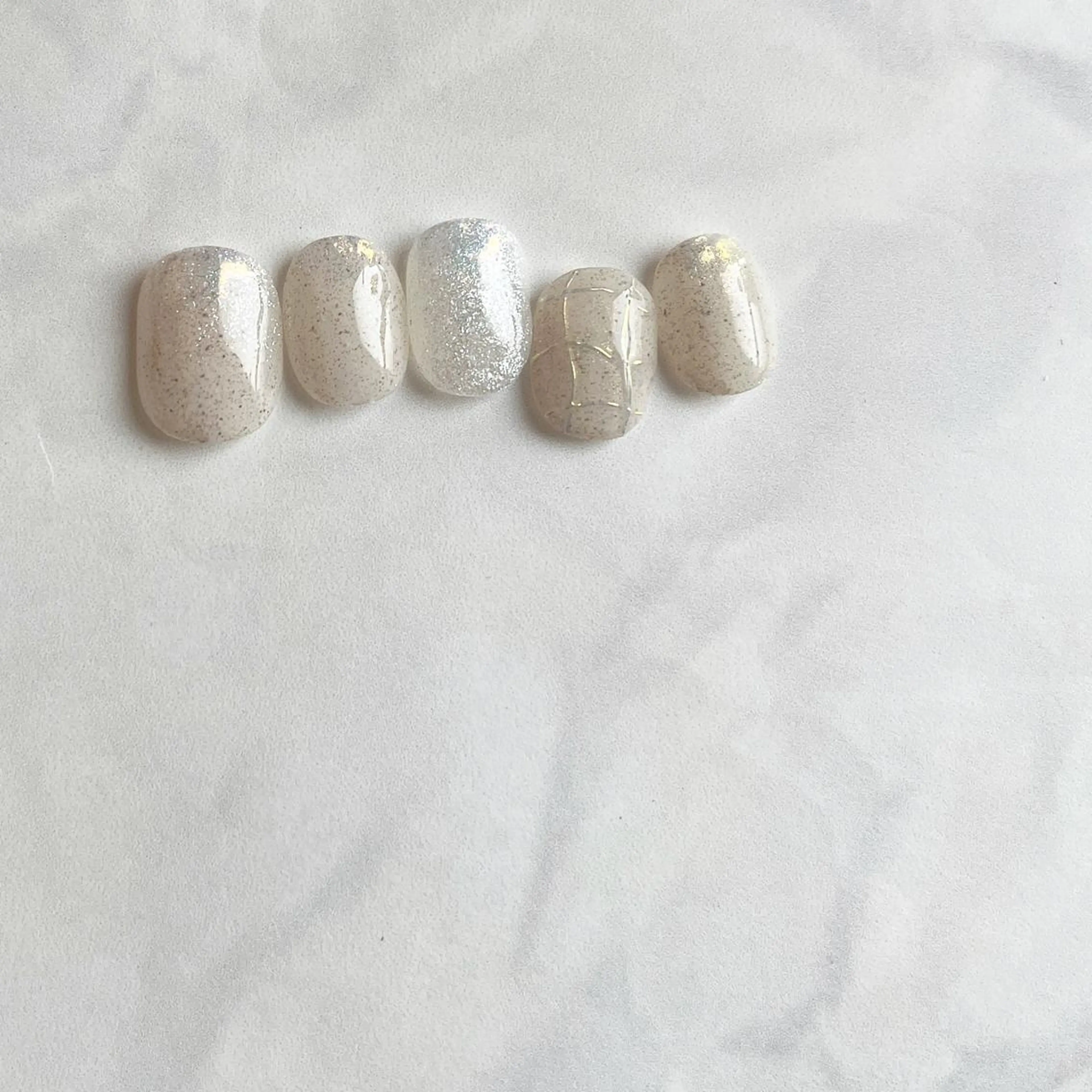 ネイル オーロラネイル ジェルネイル ホワイト フリーランス¨̮⃝ ネイリストOKADAのネイルデザイン