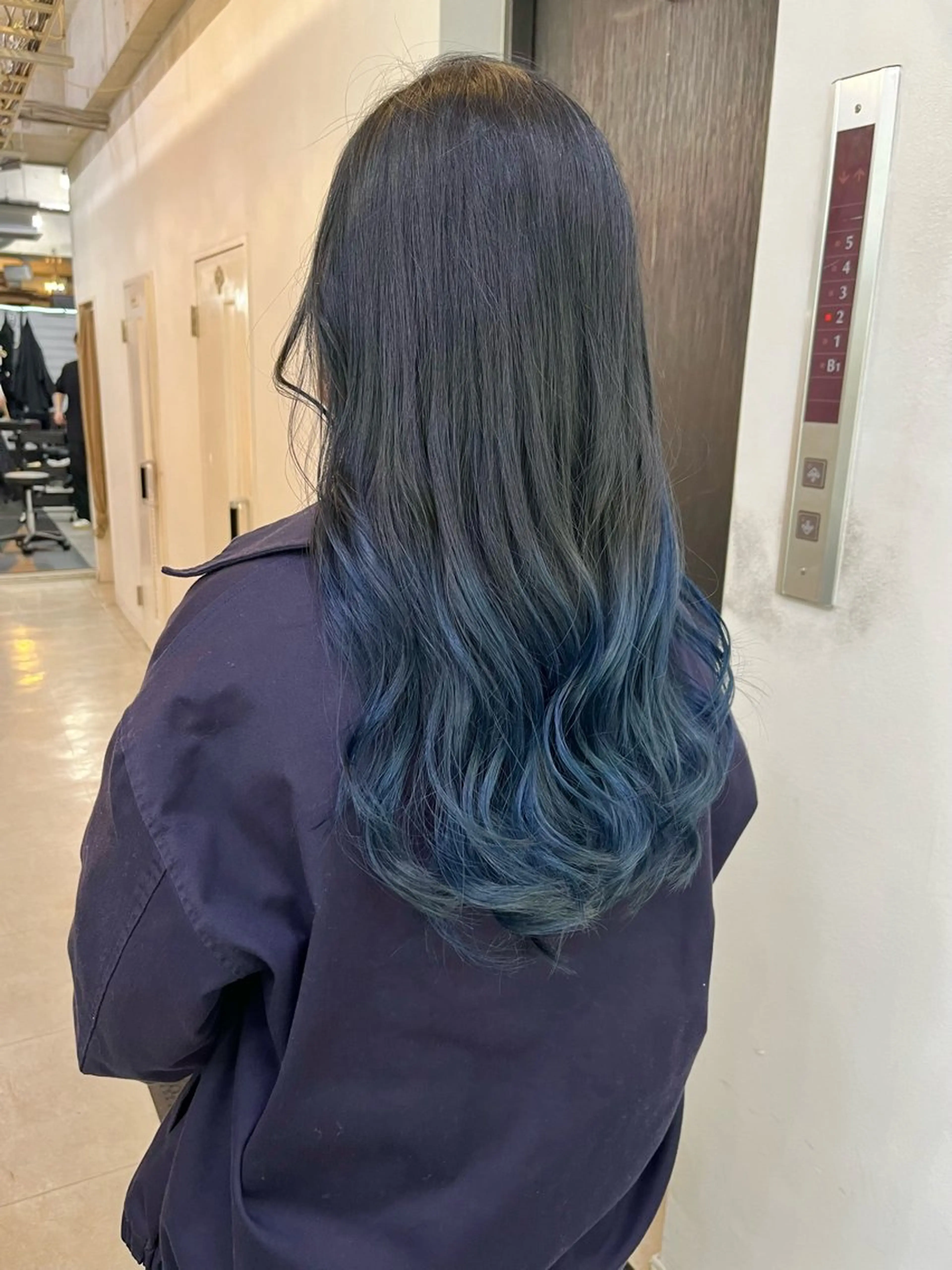 セミロング カラー ブルーカラー グラデーションカラー ヘアカラー トリートメント メンズパーマ ヘアカラー大成のヘアスタイル