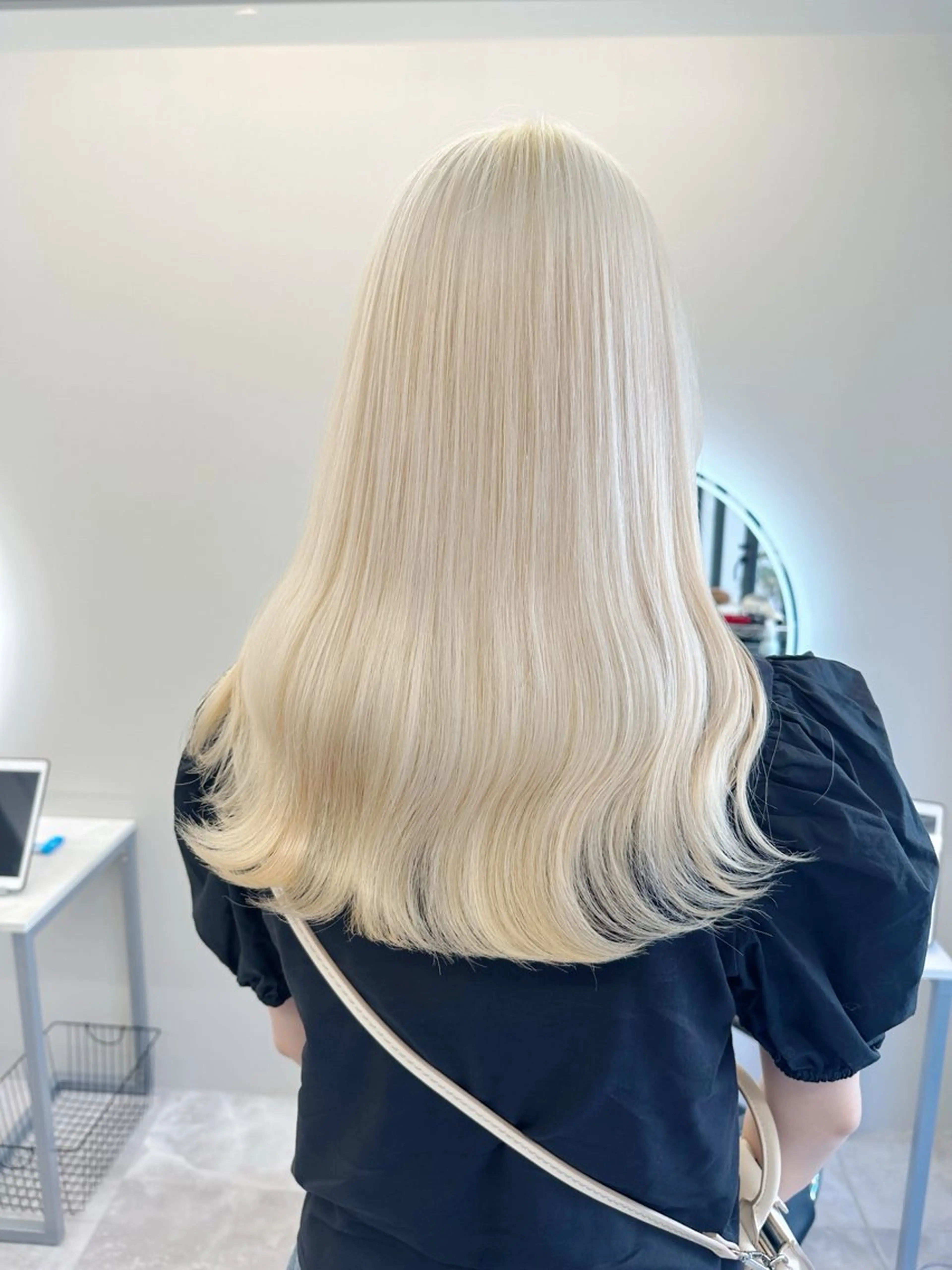 ロング カラー ヘアアレンジ ブリーチ 抜きっぱなしブロンド ブロンド ヘアカラー トリートメント Flamme Annaのヘアスタイル