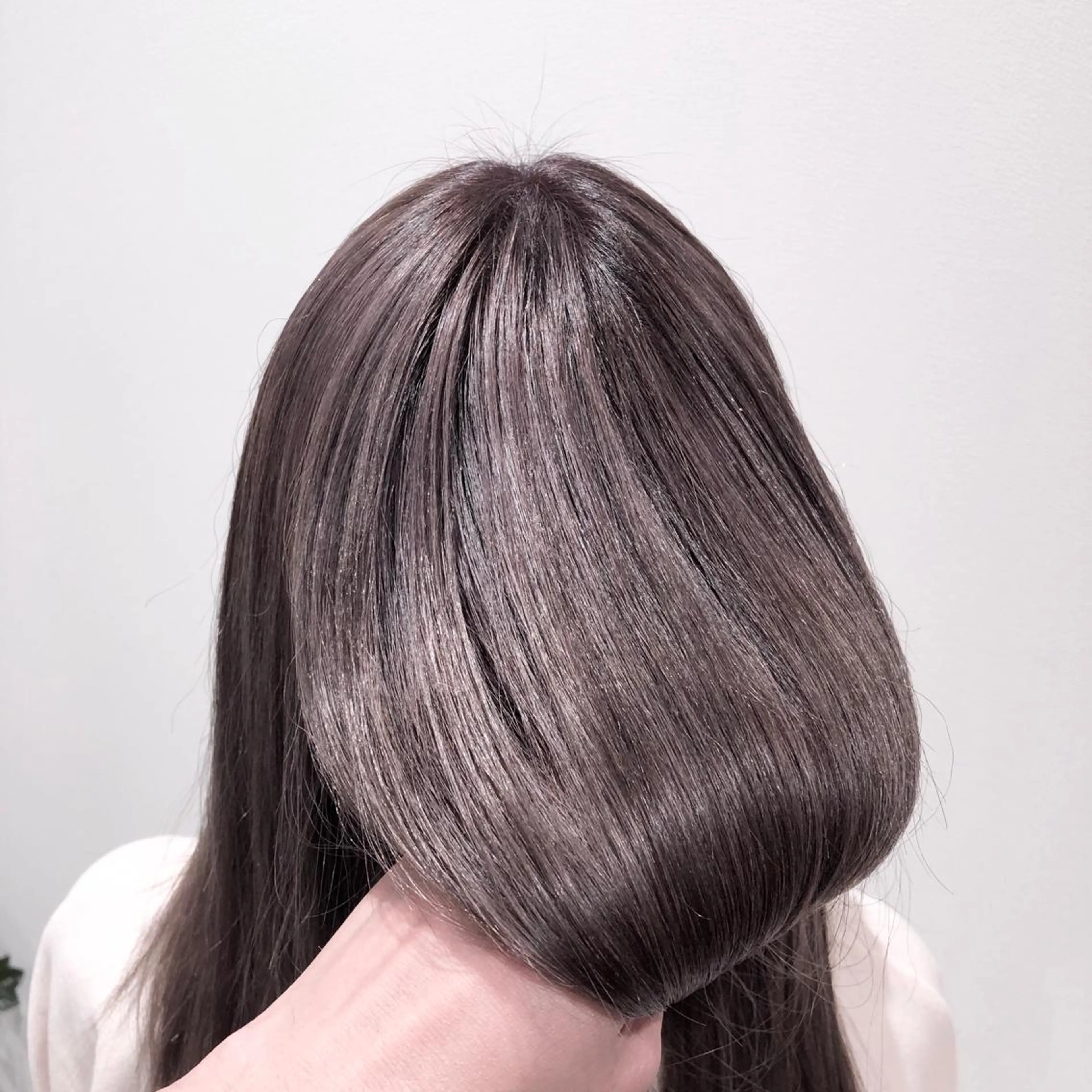 セミロング カラー ブリーチ シルバー ヘアカラー トリートメント ✨髪質改善🎨 杉本賢人のヘアスタイル