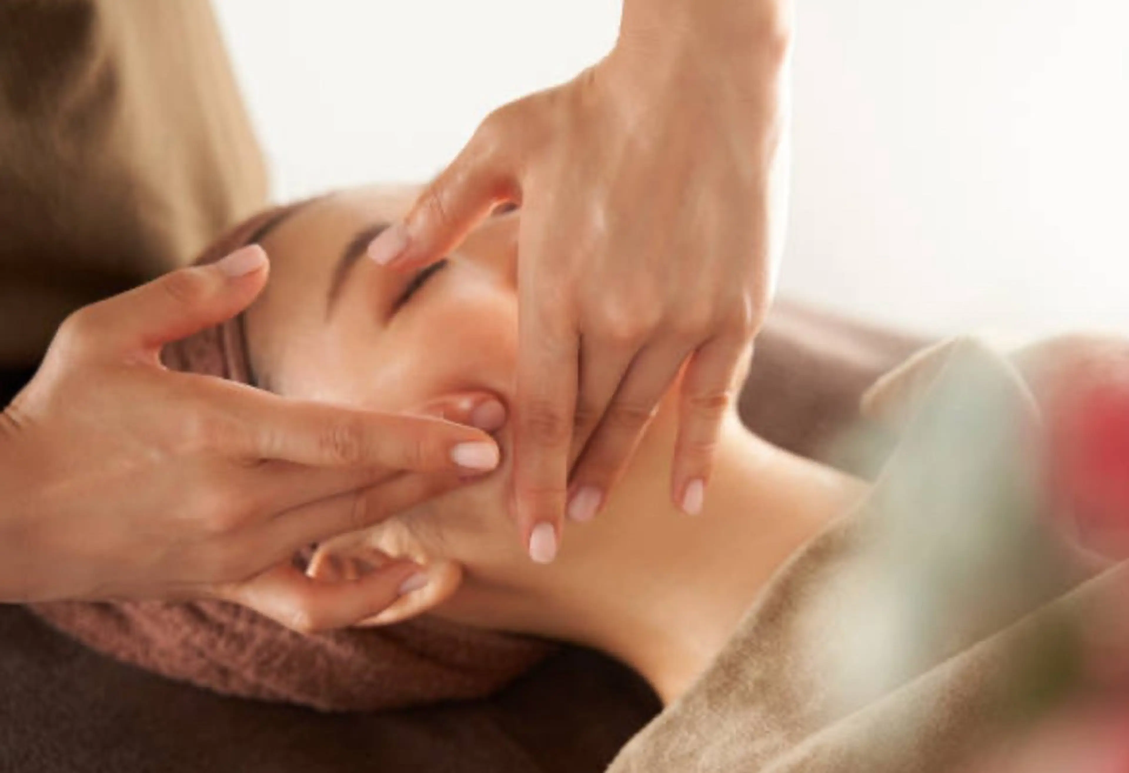 毛穴洗浄付き！高周波RFほうれい線小顔リフティング/リンパ流しトリートメントの写真