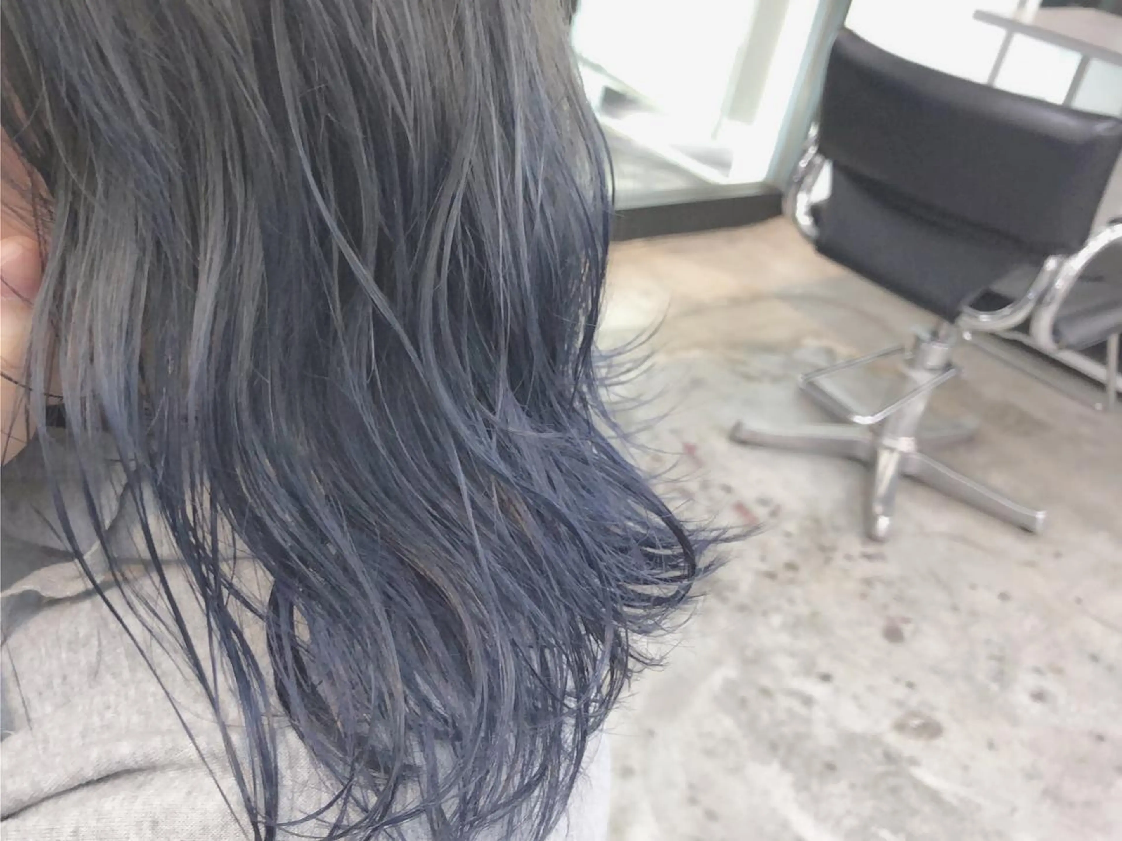 ミディアム カラー ヘアアレンジ ブリーチ グラデーションカラー ネイビーカラー 透明感カラー× レイヤーカット✨高梨のヘアスタイル