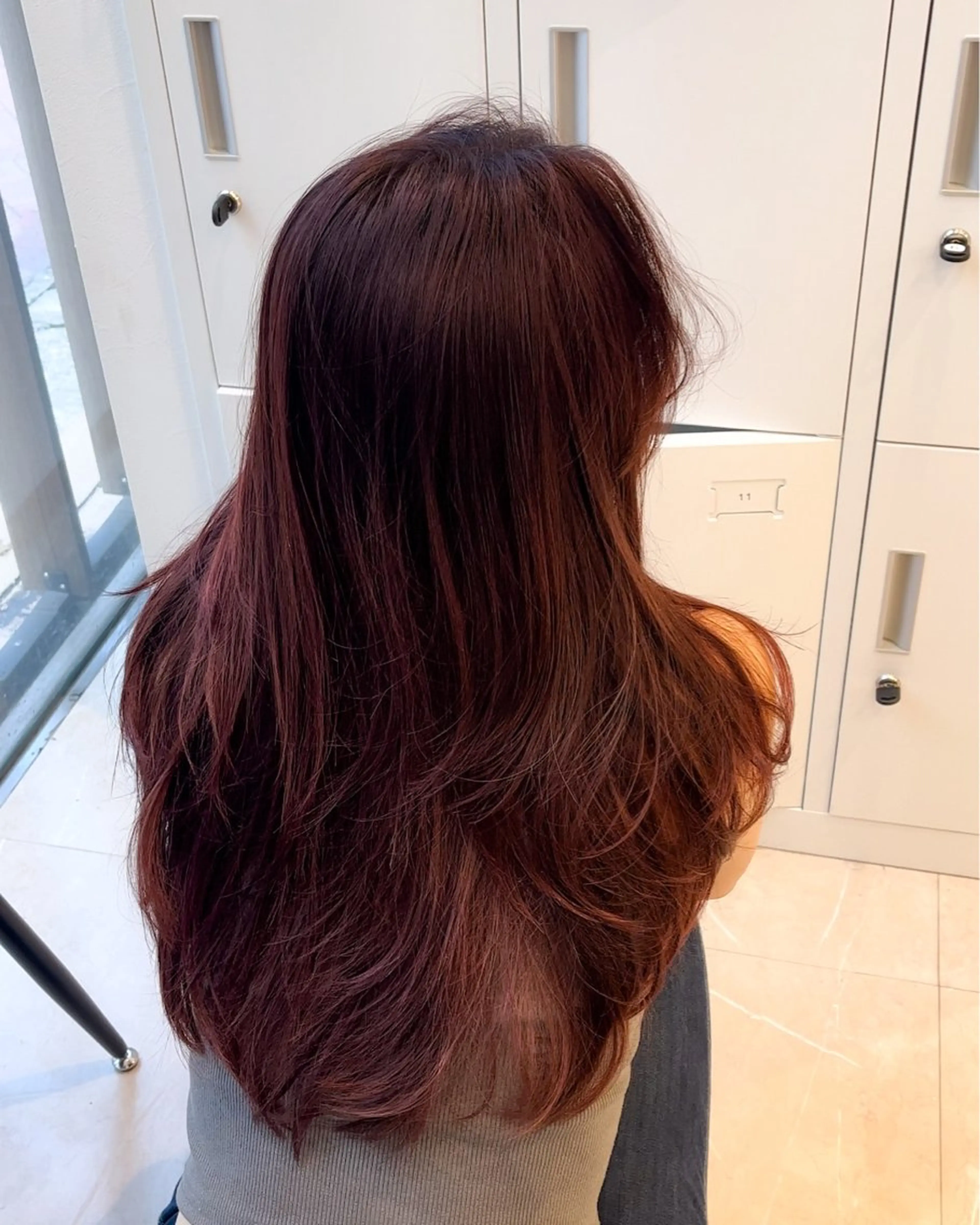 セミロング カラー カシス レッドカラー ハイレイヤー レイヤーカット カット ヘアカラー トリートメント ミタニ/髪質改善 /レイヤーカットのヘアスタイル