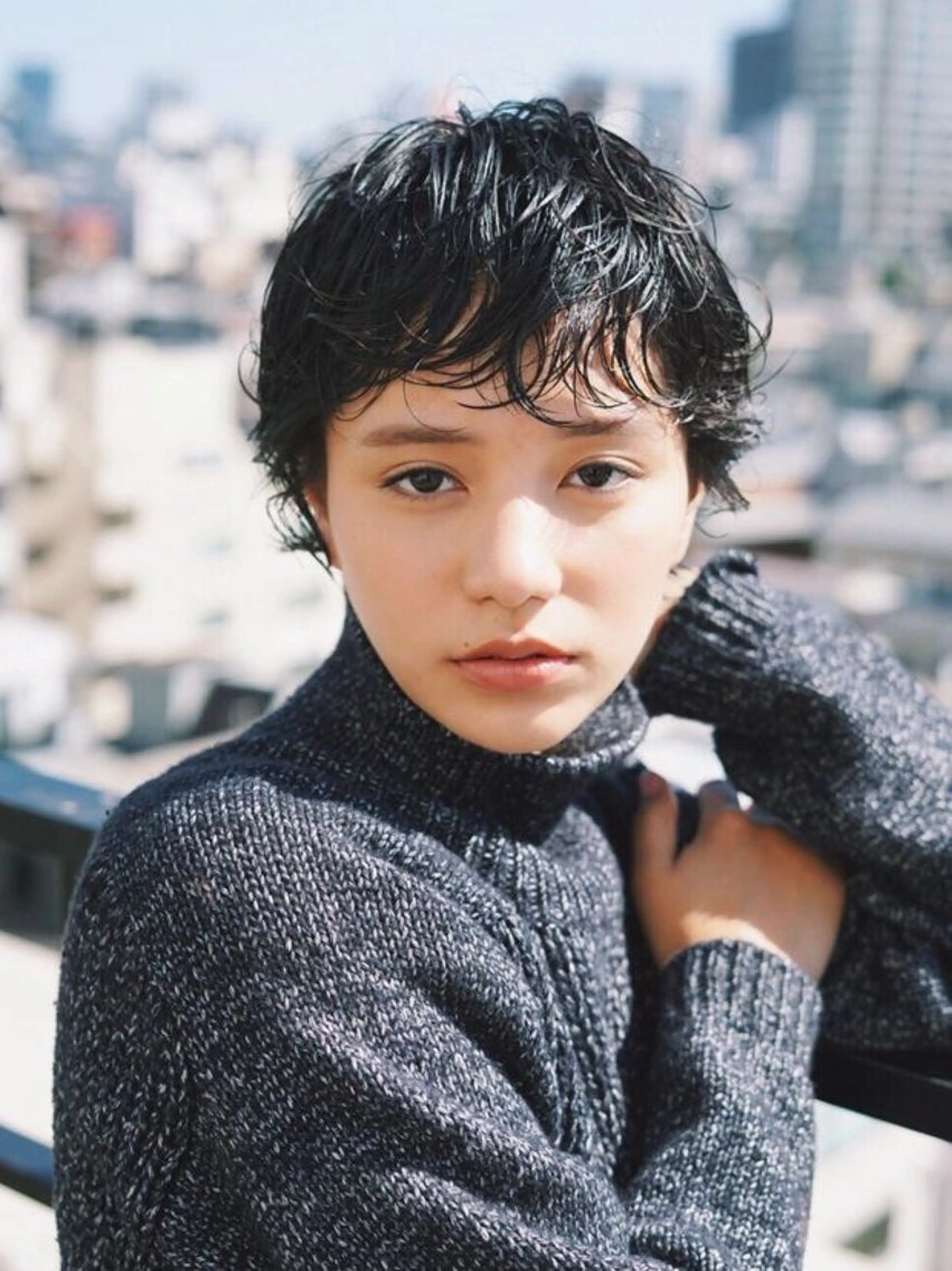 ショート パーマ 曲がる縮毛矯正 センターパートのヘアスタイル