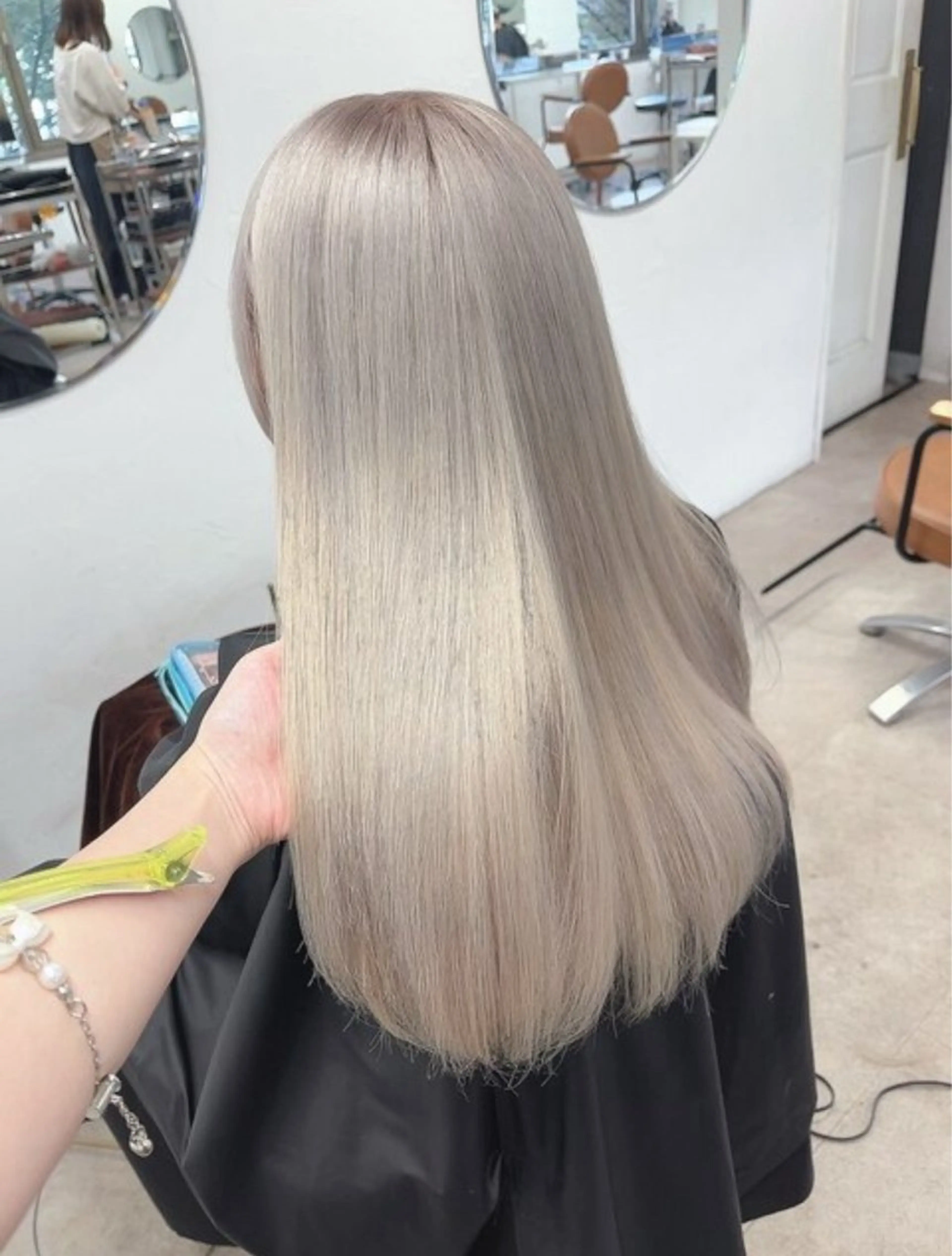 セミロング カラー アッシュ アッシュグレー ベージュカラー ブリーチ ブロンド カット ヘアカラー トリートメント 【美髪ハイトーン】 髪質改善/大和🎀のヘアスタイル
