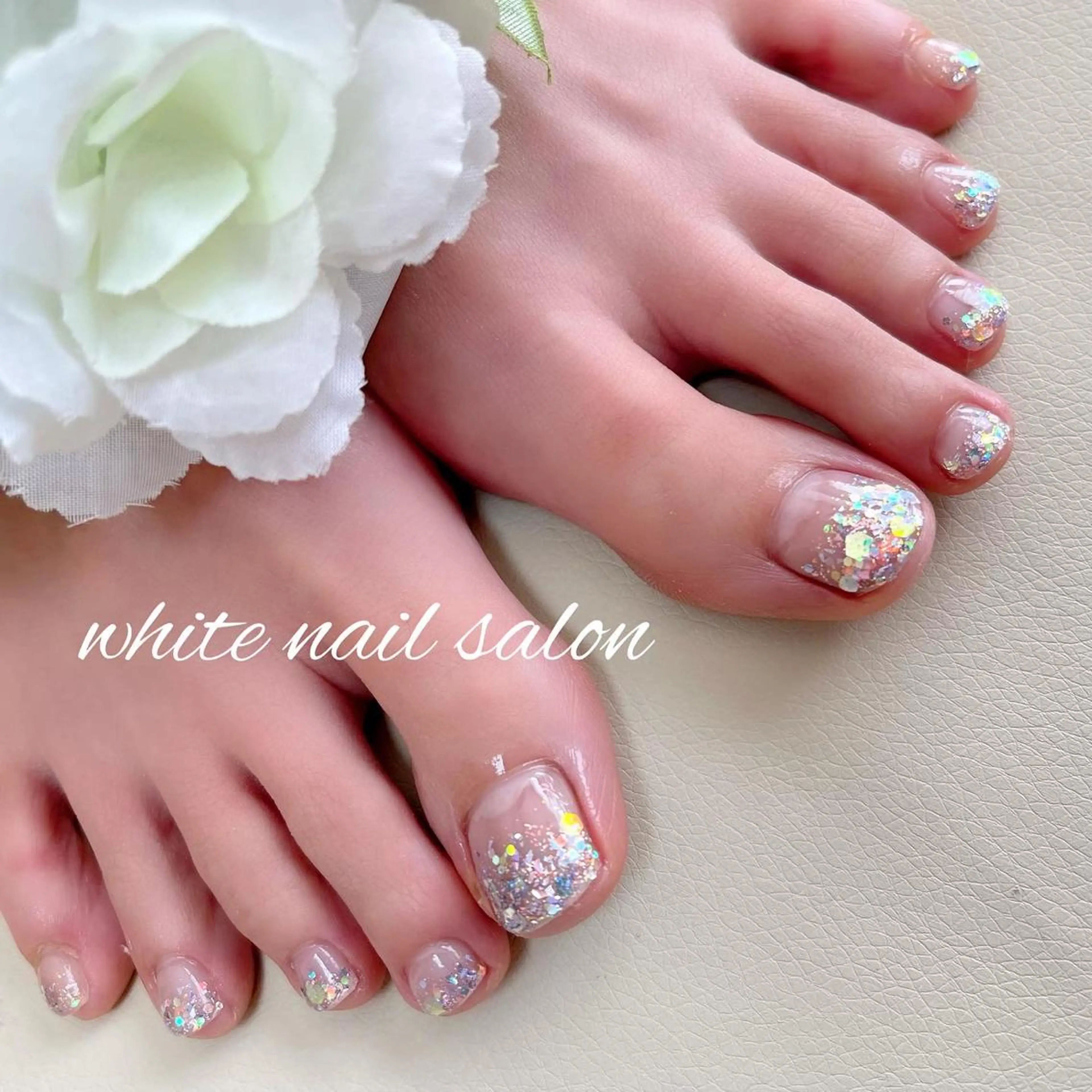 ネイル ジェルネイル グラデーション ハードジェル ラメ(グリッター) ラメグラデーション フットネイル white nail salonのネイルデザイン